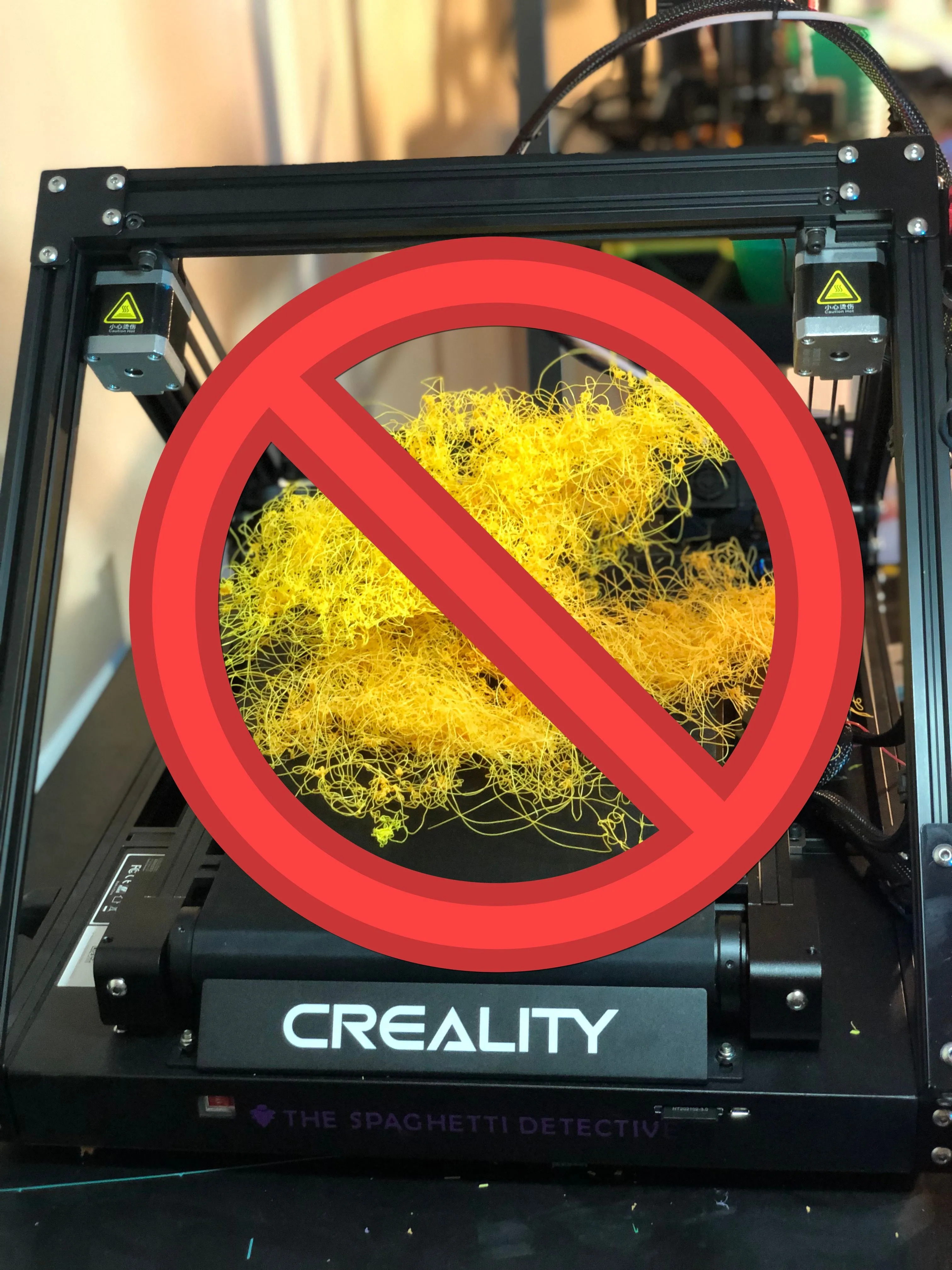 So sánh chất lượng in 3D, một mô hình FDM bị lỗi &quot;spaghetti&quot; do kẹt sợi, đối lập với hình ảnh minh họa độ tin cậy của in 3D resin.