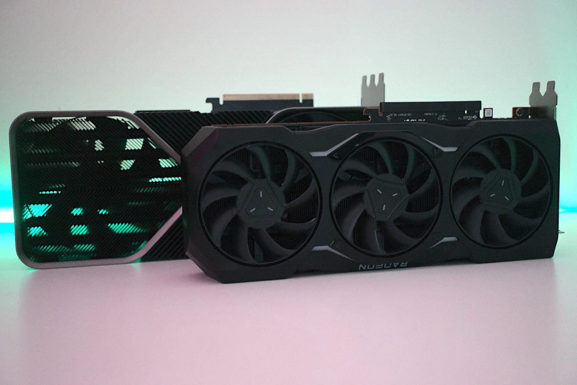 So sánh kích thước card đồ họa NVIDIA GeForce RTX 4090 và AMD Radeon RX 7900 XTX