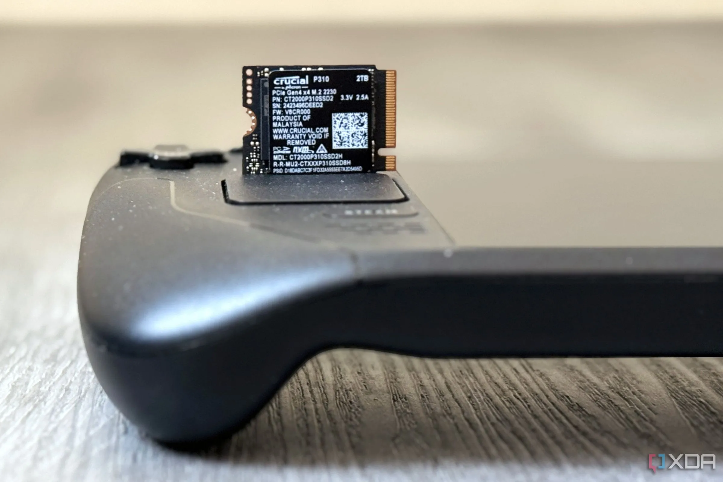 So sánh kích thước SSD Crucial P310 với Steam Deck