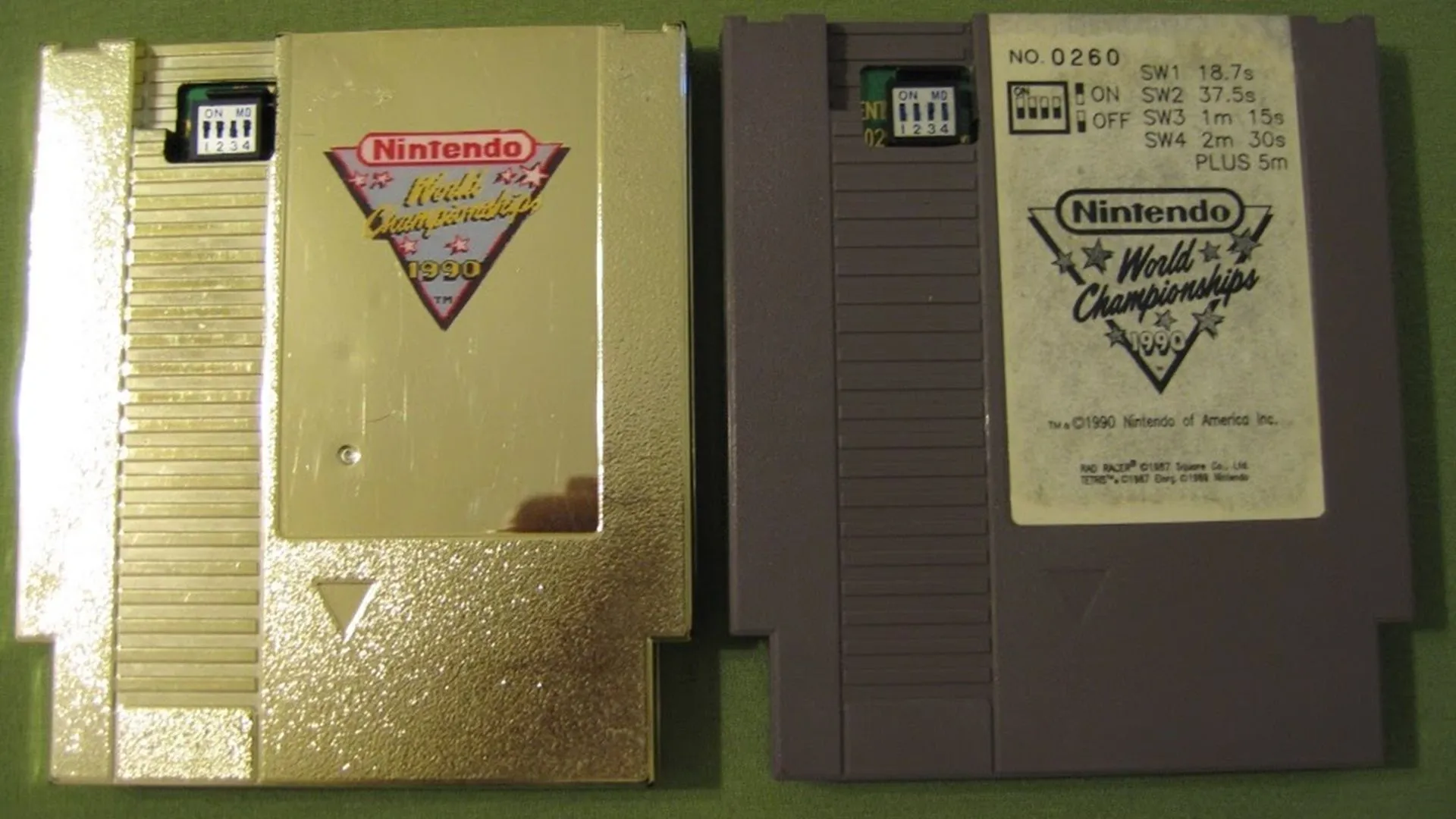 So sánh thẻ game vàng và tiêu chuẩn của Nintendo World Championships 1992