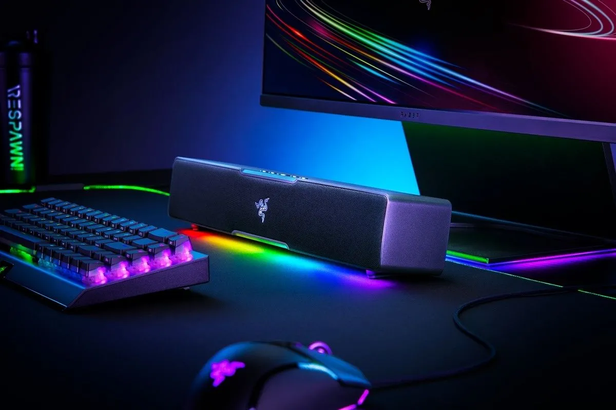 Soundbar Razer Leviathan V2 X với đèn RGB ấn tượng trên bàn làm việc gaming