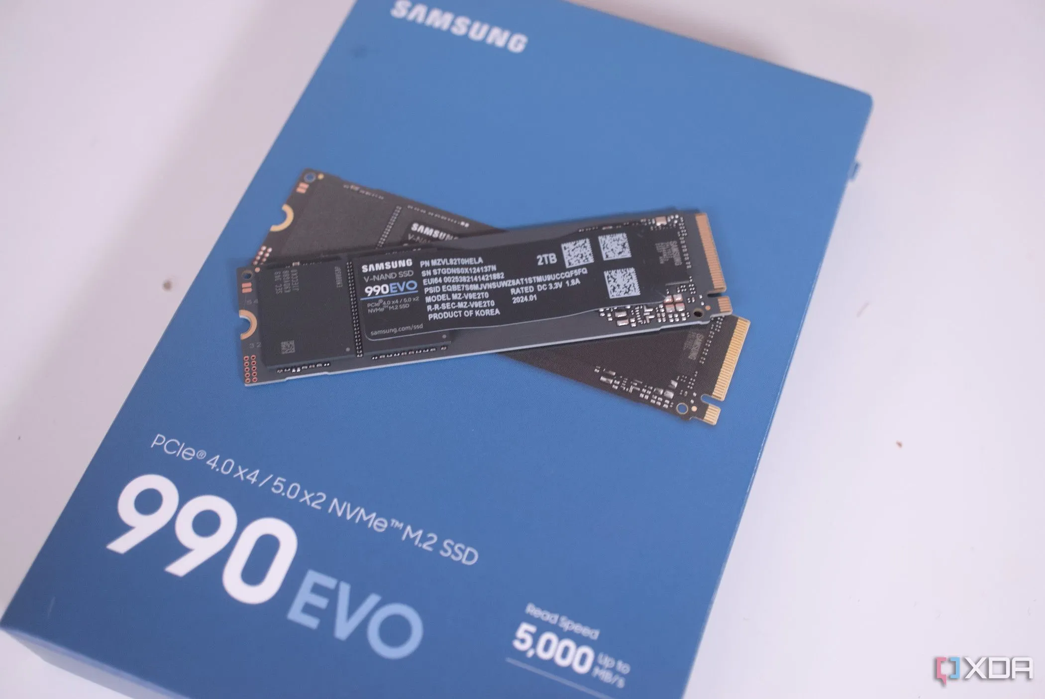 SSD Samsung 990 Evo nằm trên hộp đựng màu đen.