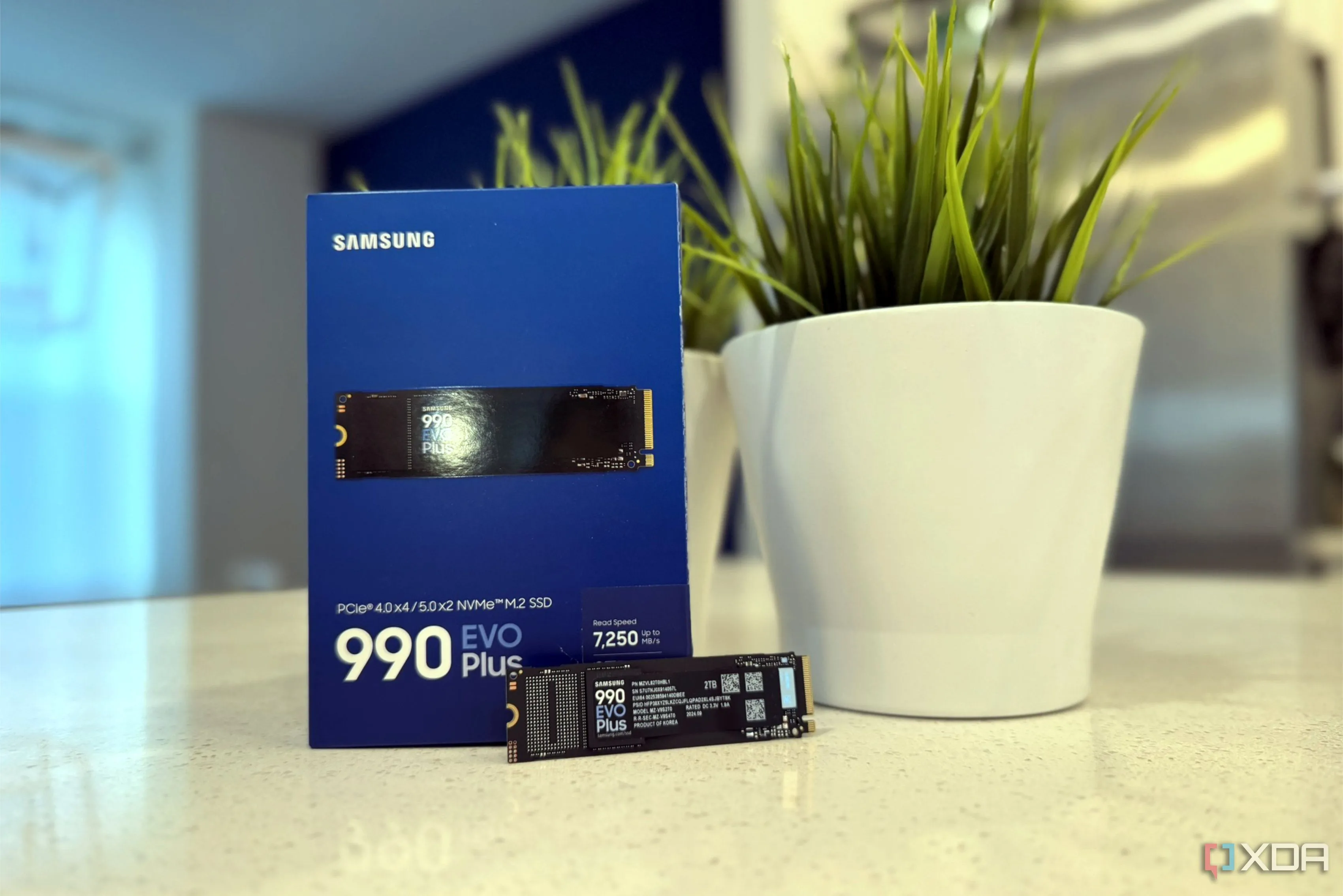 SSD Samsung 990 Evo Plus 2TB và hộp sản phẩm trên mặt bàn