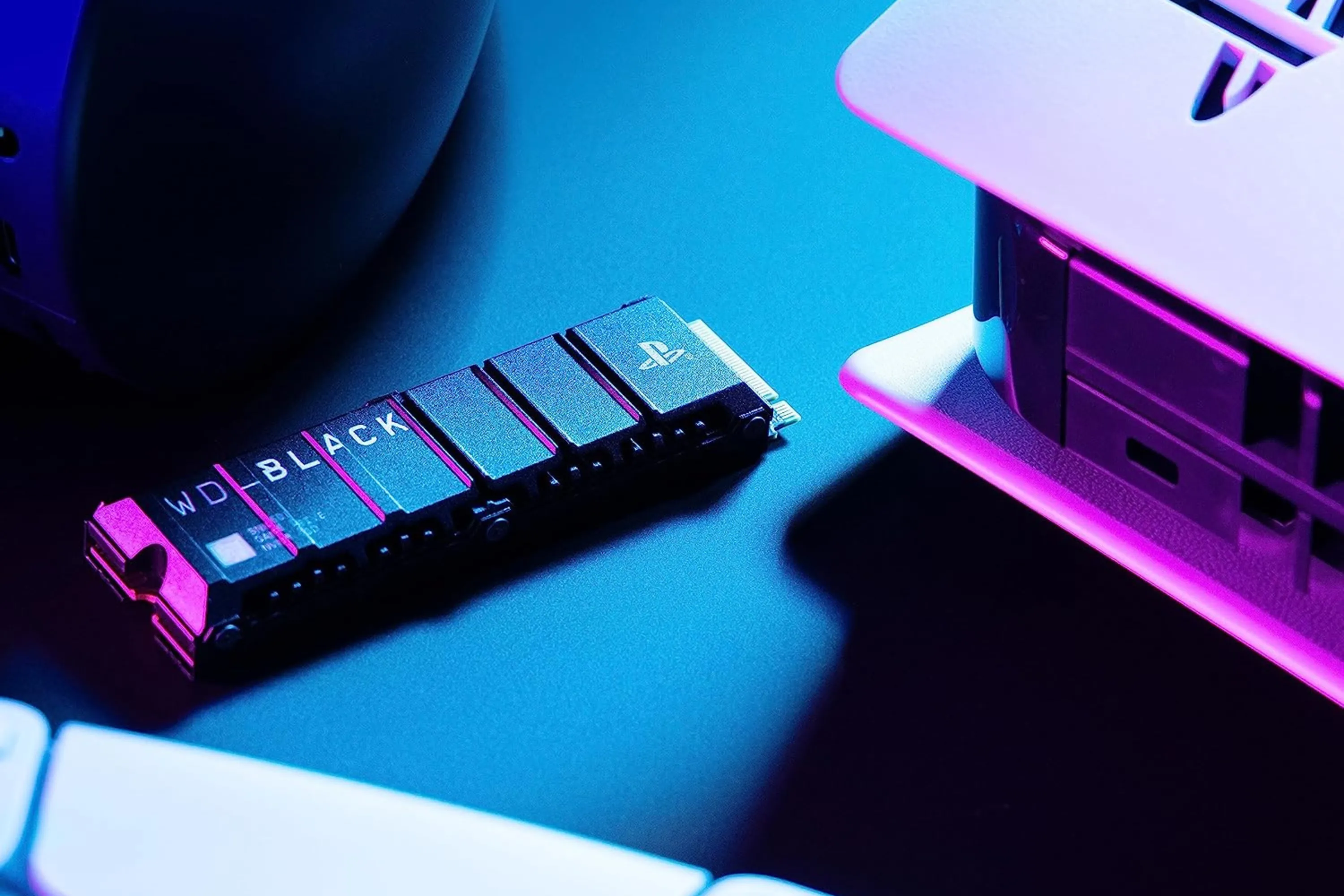 SSD WD_BLACK 4TB SN850P NVMe M.2 đặt cạnh máy chơi game PlayStation 5.