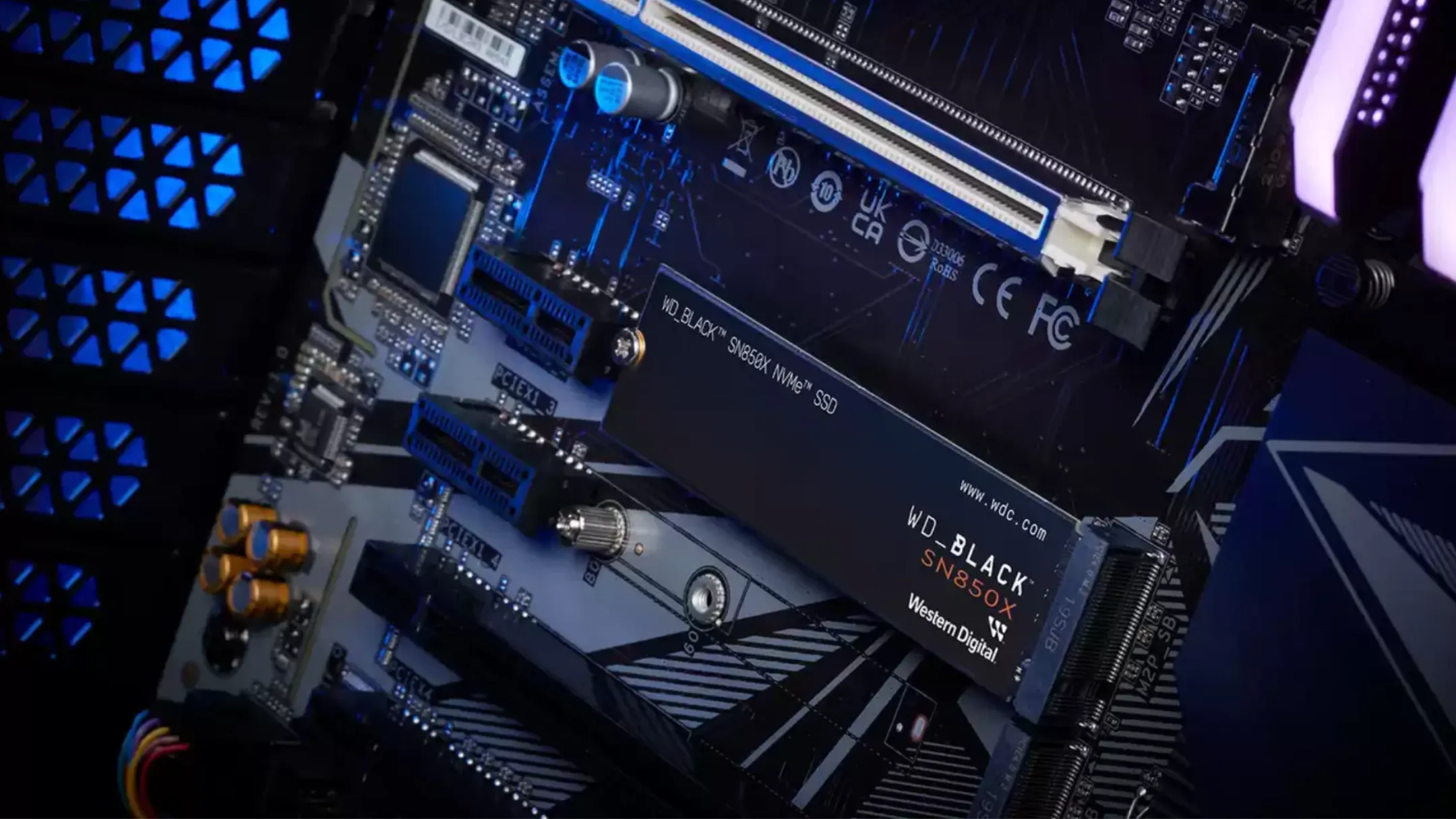 SSD WD_BLACK 8TB SN850X NVMe Gaming SSD gắn vào bo mạch chủ với tản nhiệt.