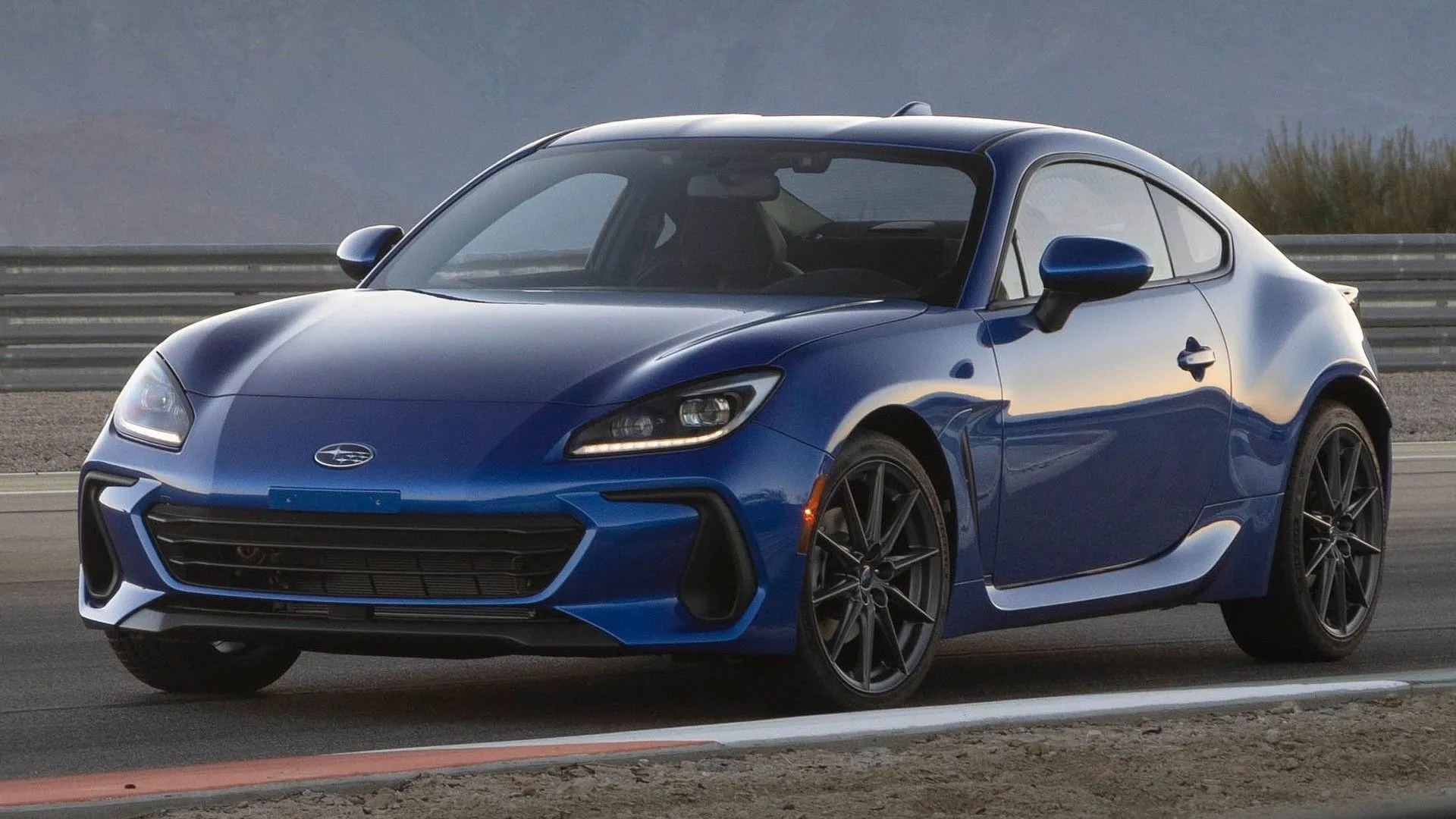 Subaru BRZ 2023 màu xanh, coupe thể thao số sàn dẫn động cầu sau với trọng lượng nhẹ và khả năng vận hành thú vị