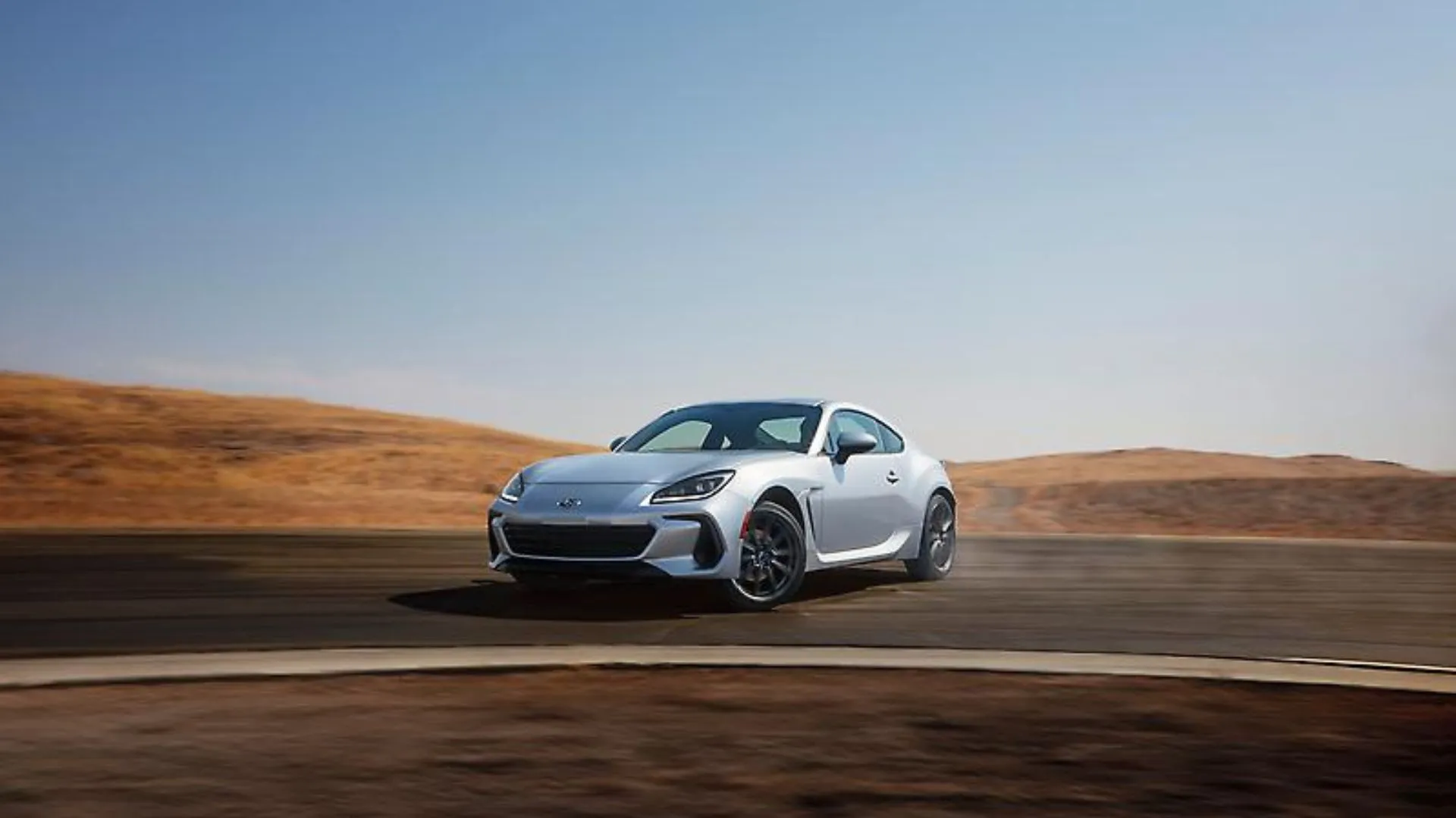 Subaru BRZ 2024 màu bạc đang drift trên đường đua, góc 3/4 phía trước