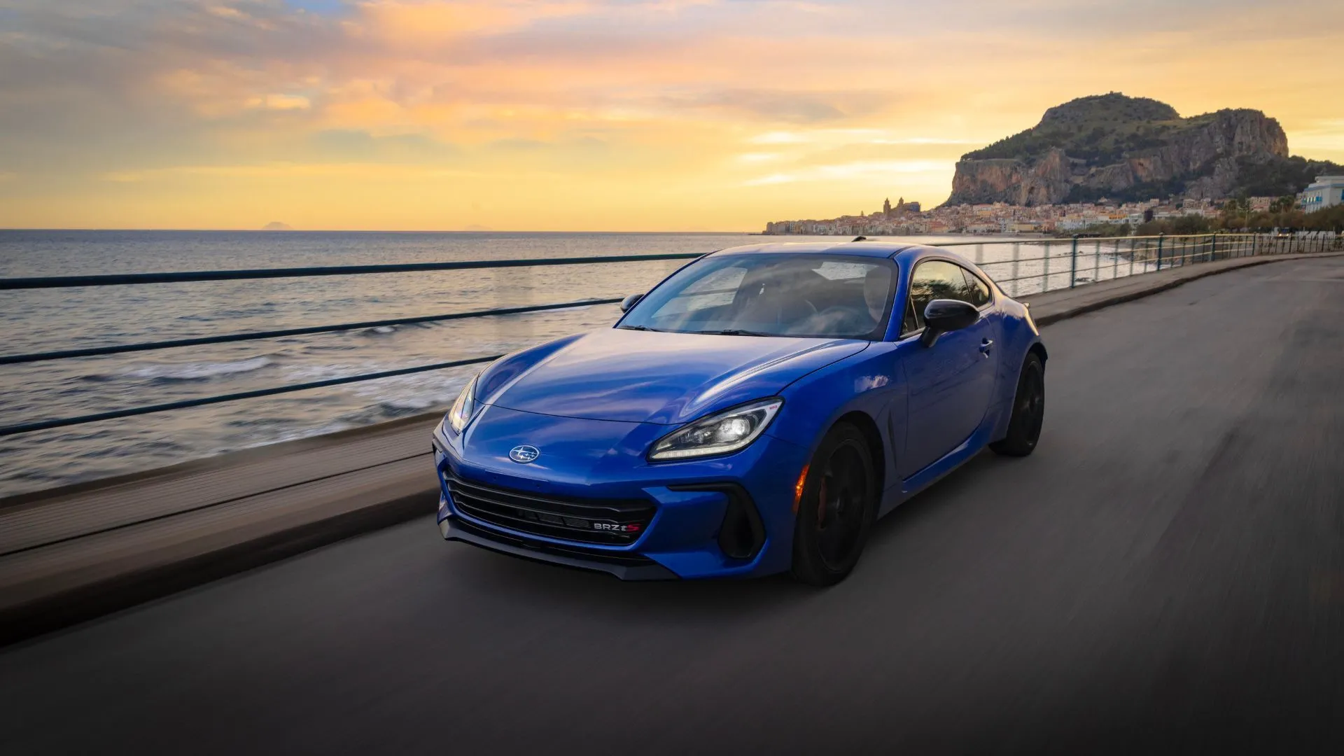 Subaru BRZ tS 2025 màu xanh dương đỗ cạnh bờ biển, coupé thể thao dẫn động cầu sau