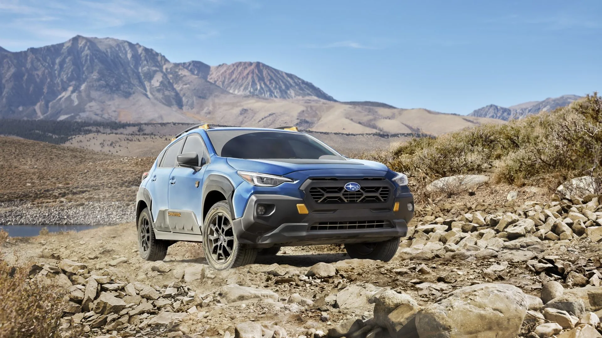 Subaru Crosstrek Wilderness 2025 với góc nhìn 3/4 phía trước, sẵn sàng cho những chuyến phiêu lưu với hệ dẫn động Symmetrical AWD tiêu chuẩn.