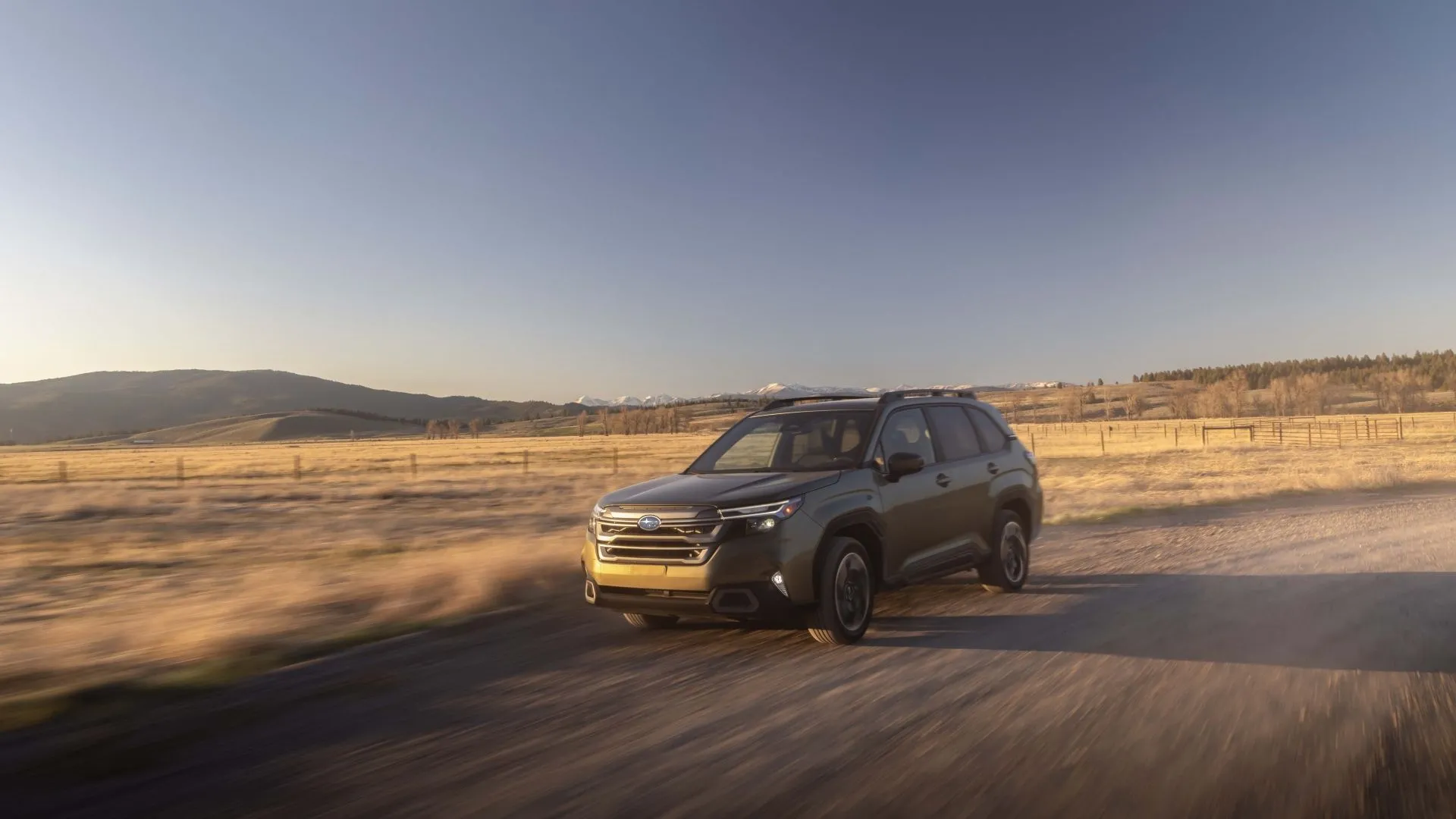 Subaru Forester 2025 màu bạc chạy năng động trên đường địa hình