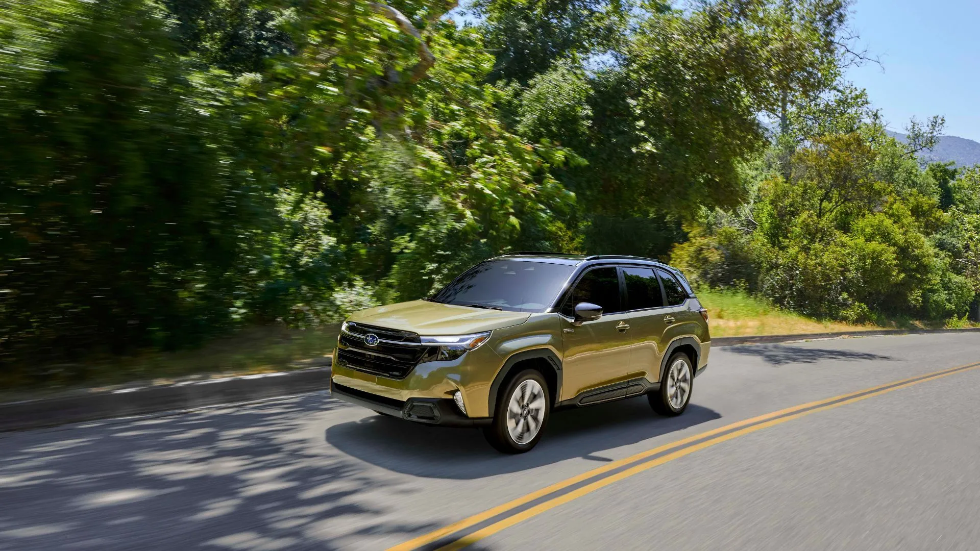 Subaru Forester Hybrid 2025 màu xanh lá lái trên đường nông thôn