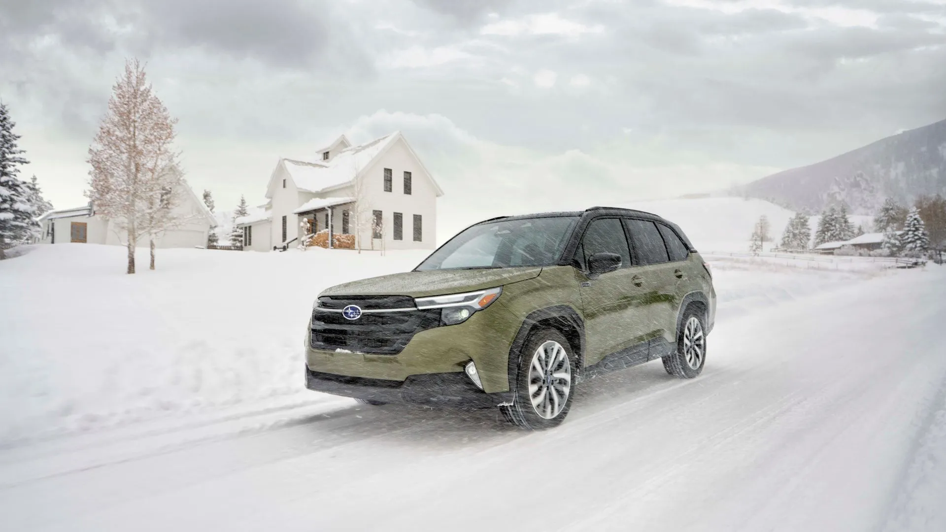 Subaru Forester Hybrid 2025 màu xanh lá lái trên đường tuyết phủ, an toàn vượt trội