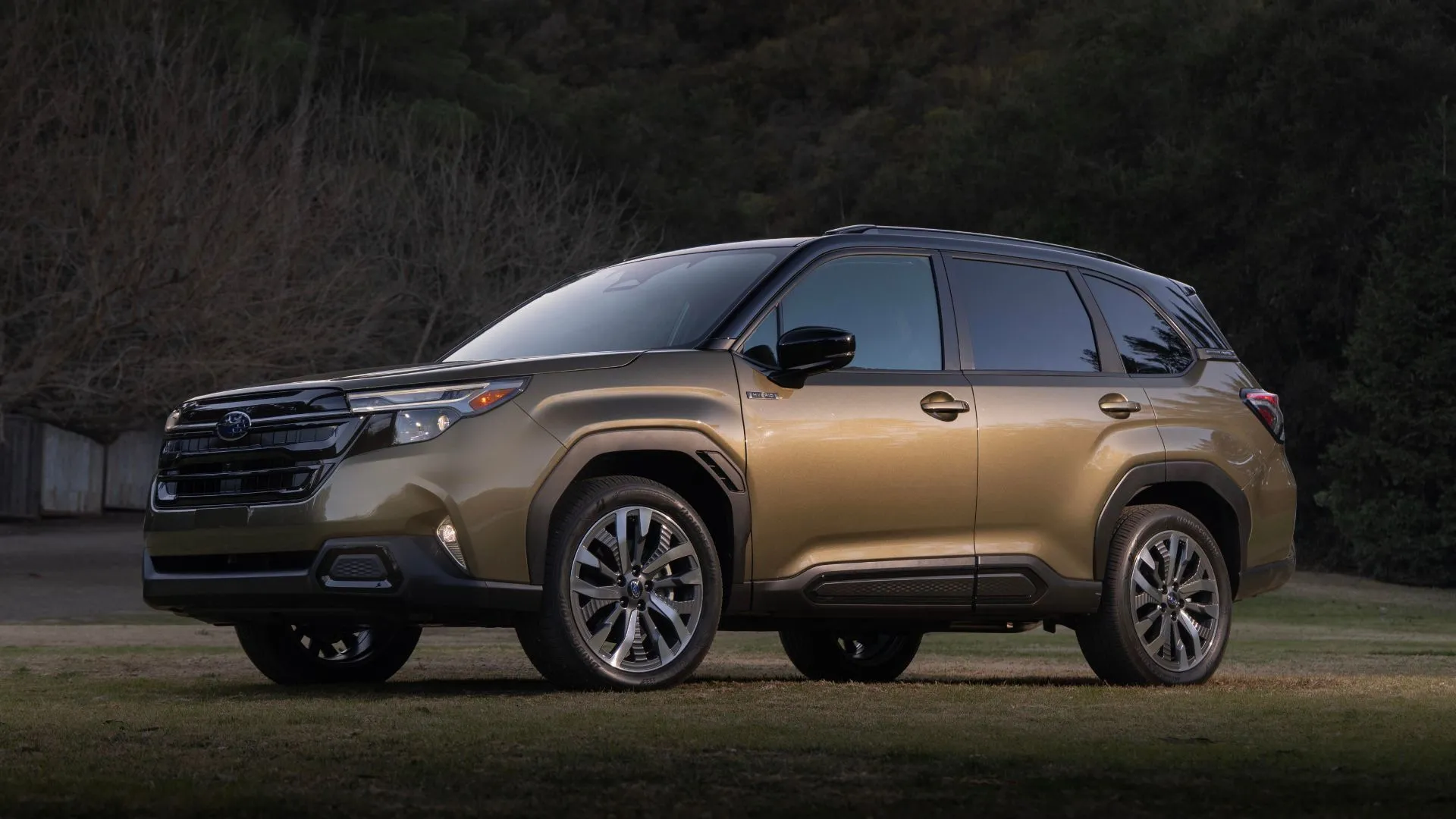 Subaru Forester Hybrid 2025 màu xanh lá từ góc 3/4 phía trước