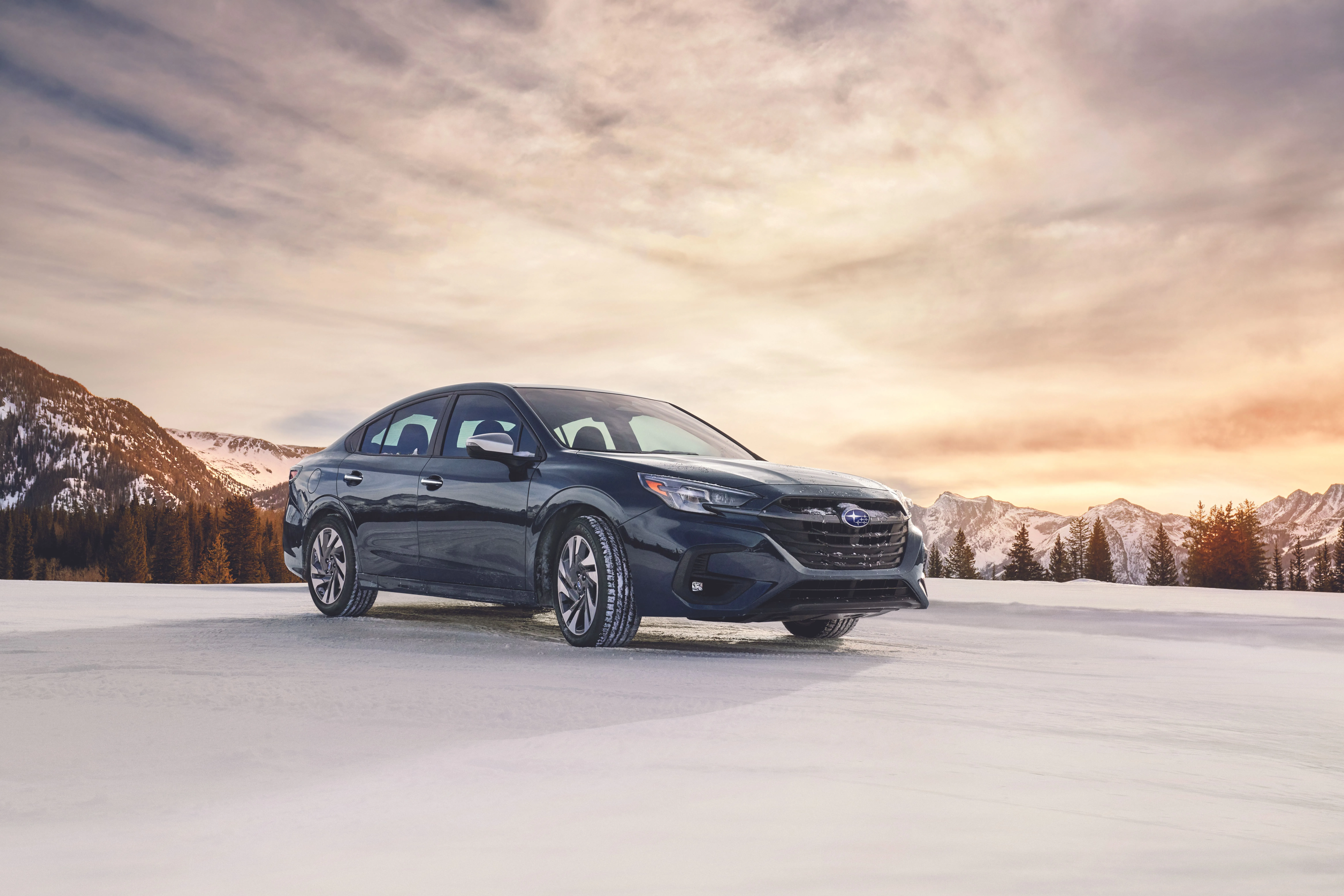Subaru Legacy Touring 2025 màu đen đỗ trong khung cảnh tuyết trắng lãng mạn.