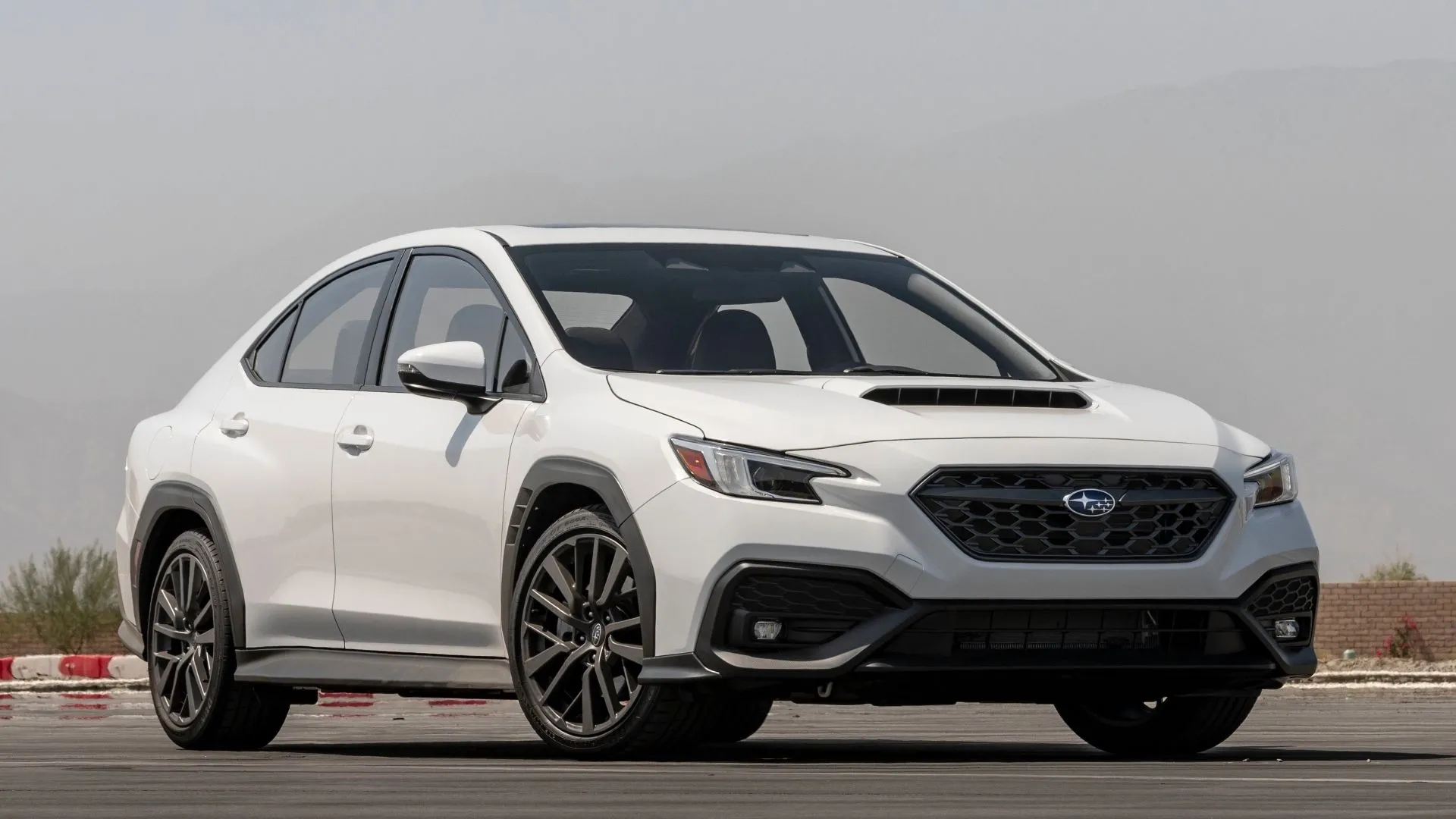 Subaru WRX 2022 màu xanh lam đang di chuyển năng động với hiệu suất thể thao