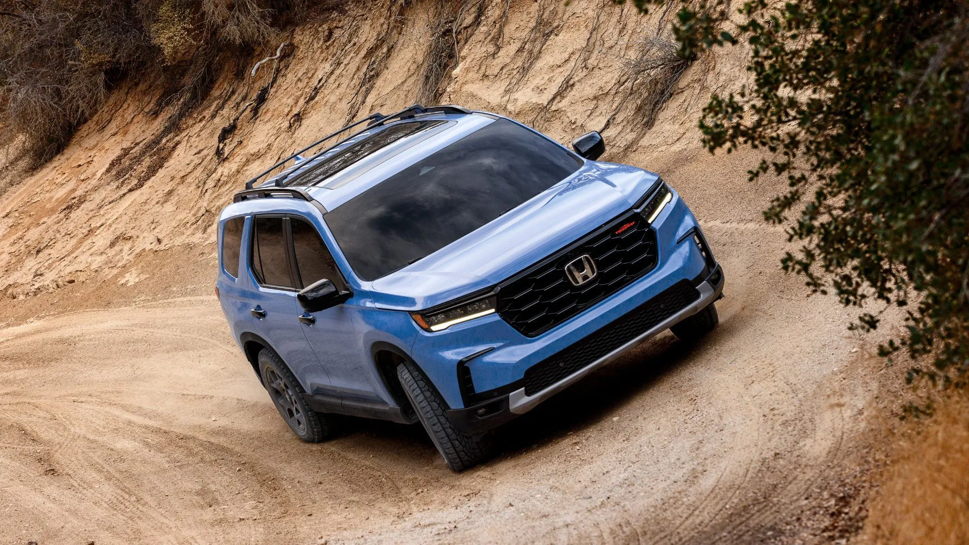 SUV Honda Pilot TrailSport 2023 đang off-road, thể hiện sự bền bỉ và doanh số ấn tượng của Honda