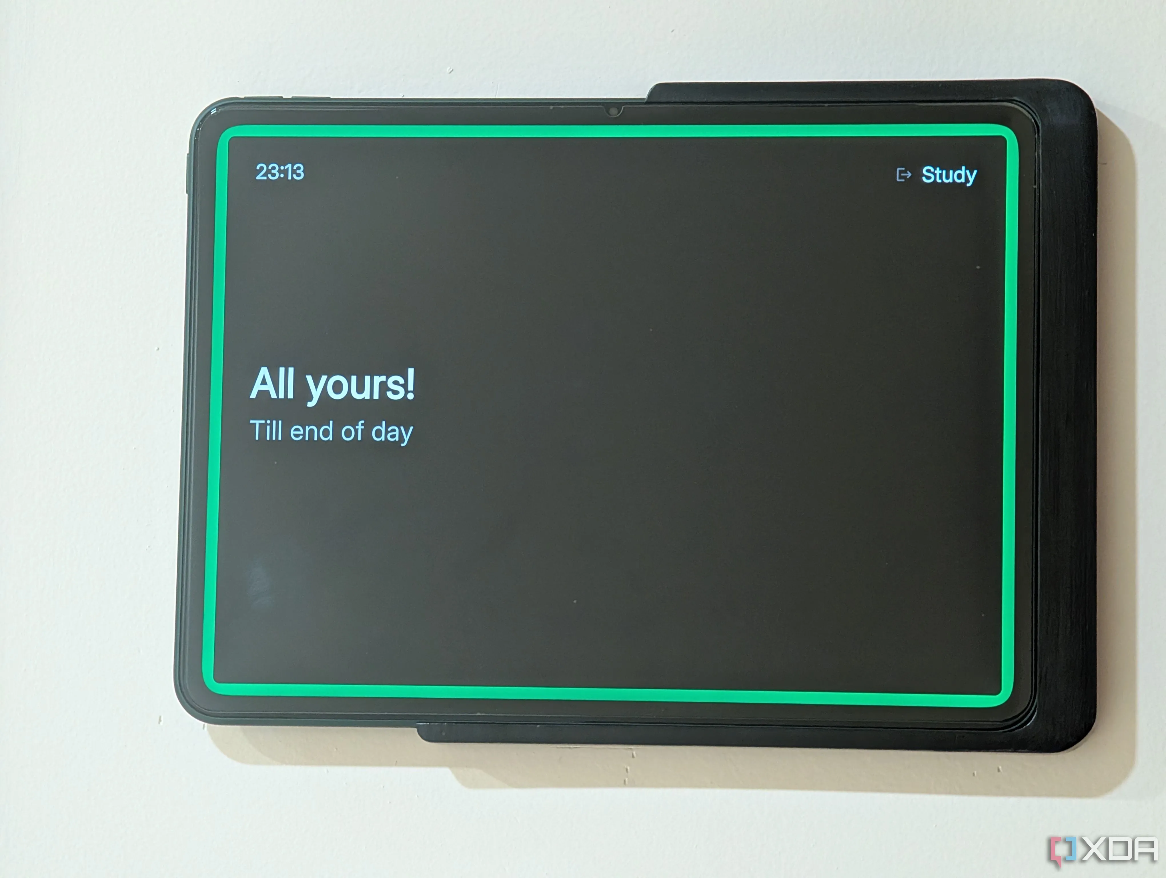 Tablet cũ được gắn ngoài cửa văn phòng làm việc, hiển thị trạng thái cuộc họp với Spacepad