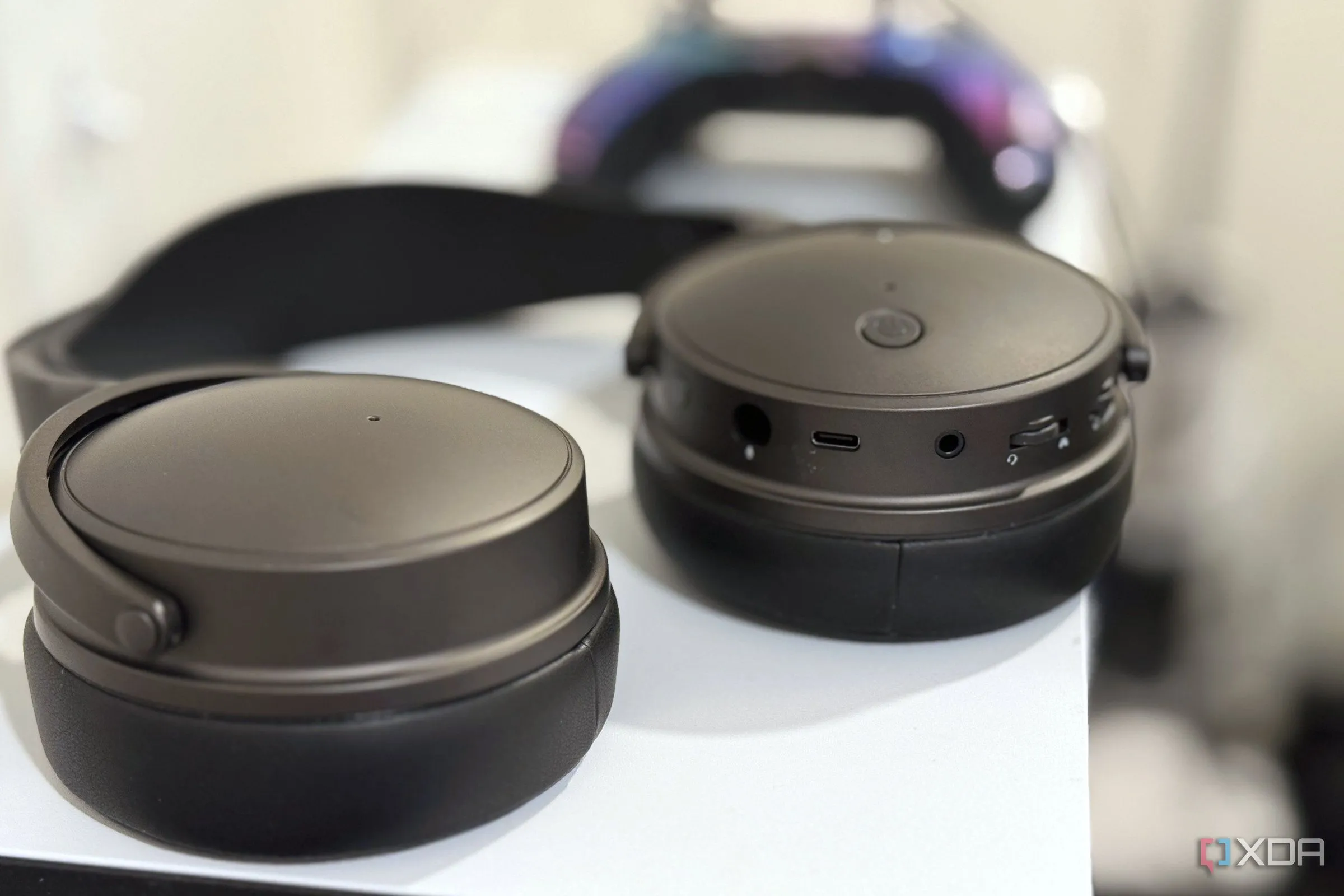 Tai nghe gaming cao cấp Audeze Maxwell với các nút điều khiển trên chụp tai