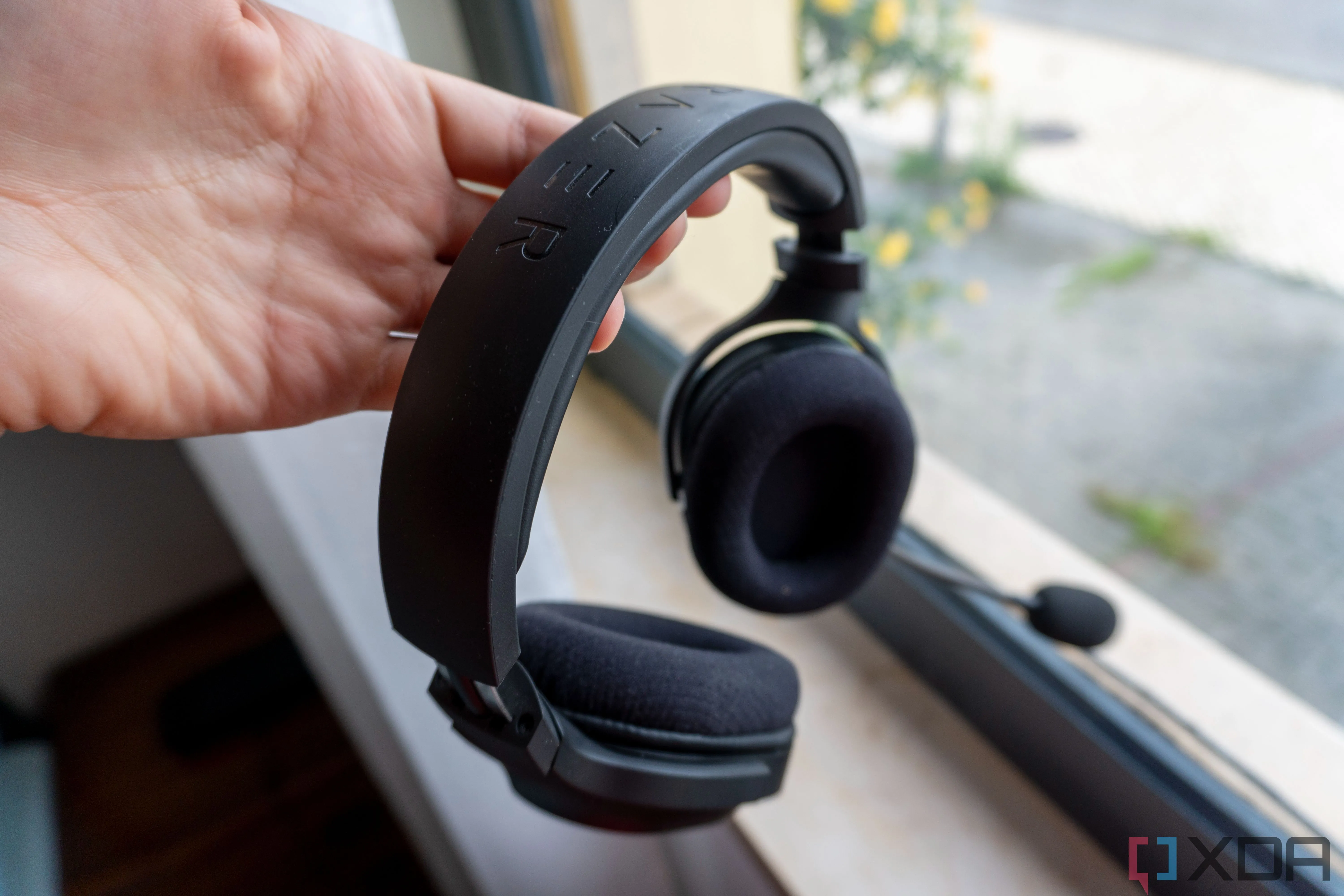 Tai nghe Razer Barracuda X đang được sử dụng