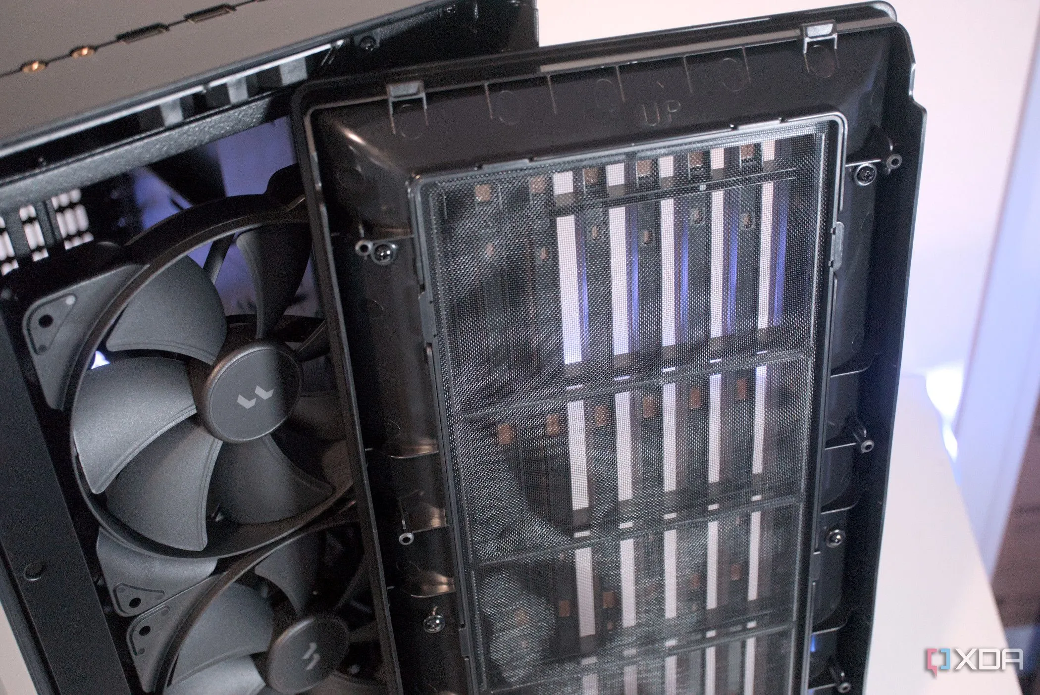 Tấm lọc bụi mặt trước của vỏ case Fractal Design North giúp ngăn chặn bụi bẩn