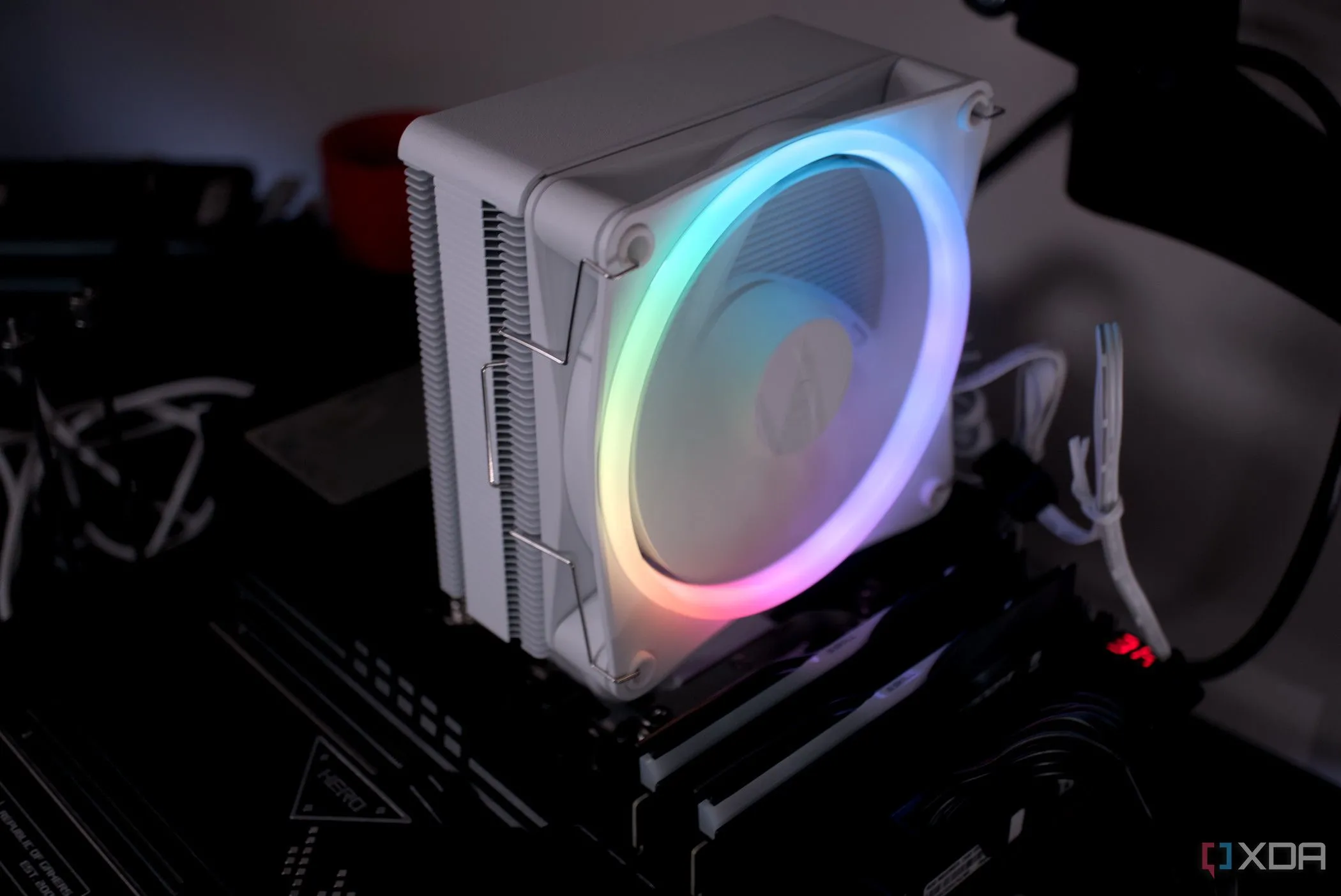 Tản nhiệt khí NZXT T120 RGB đã được lắp đặt dễ dàng trên bo mạch chủ