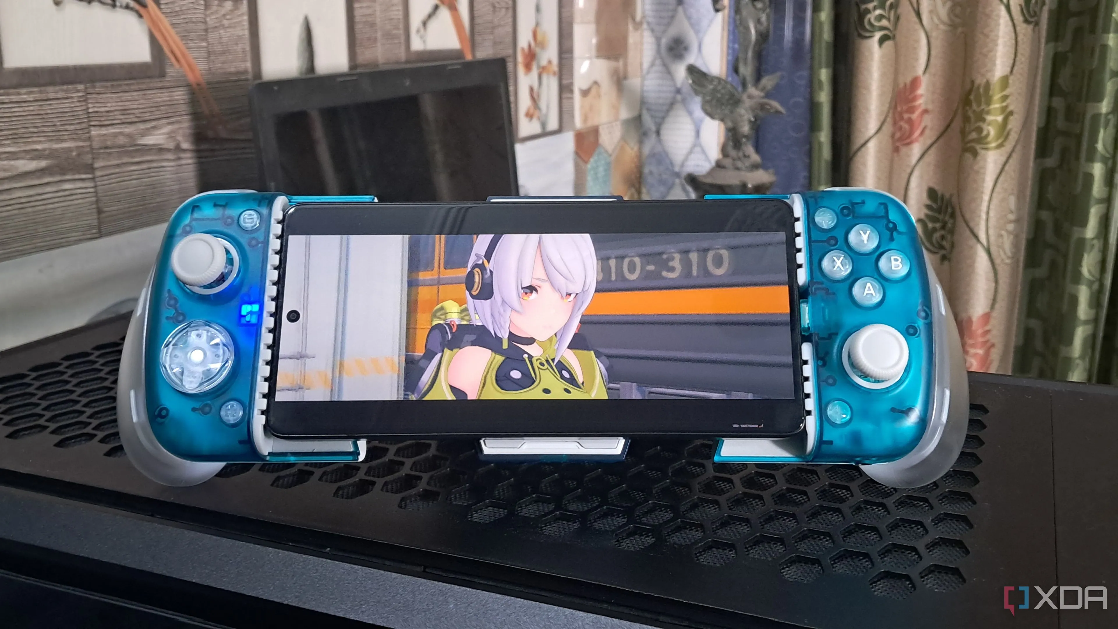 Tay cầm chơi game di động GameSir X3 Pro kết nối với điện thoại Poco F5, minh họa phụ kiện chơi game di động và giả lập.