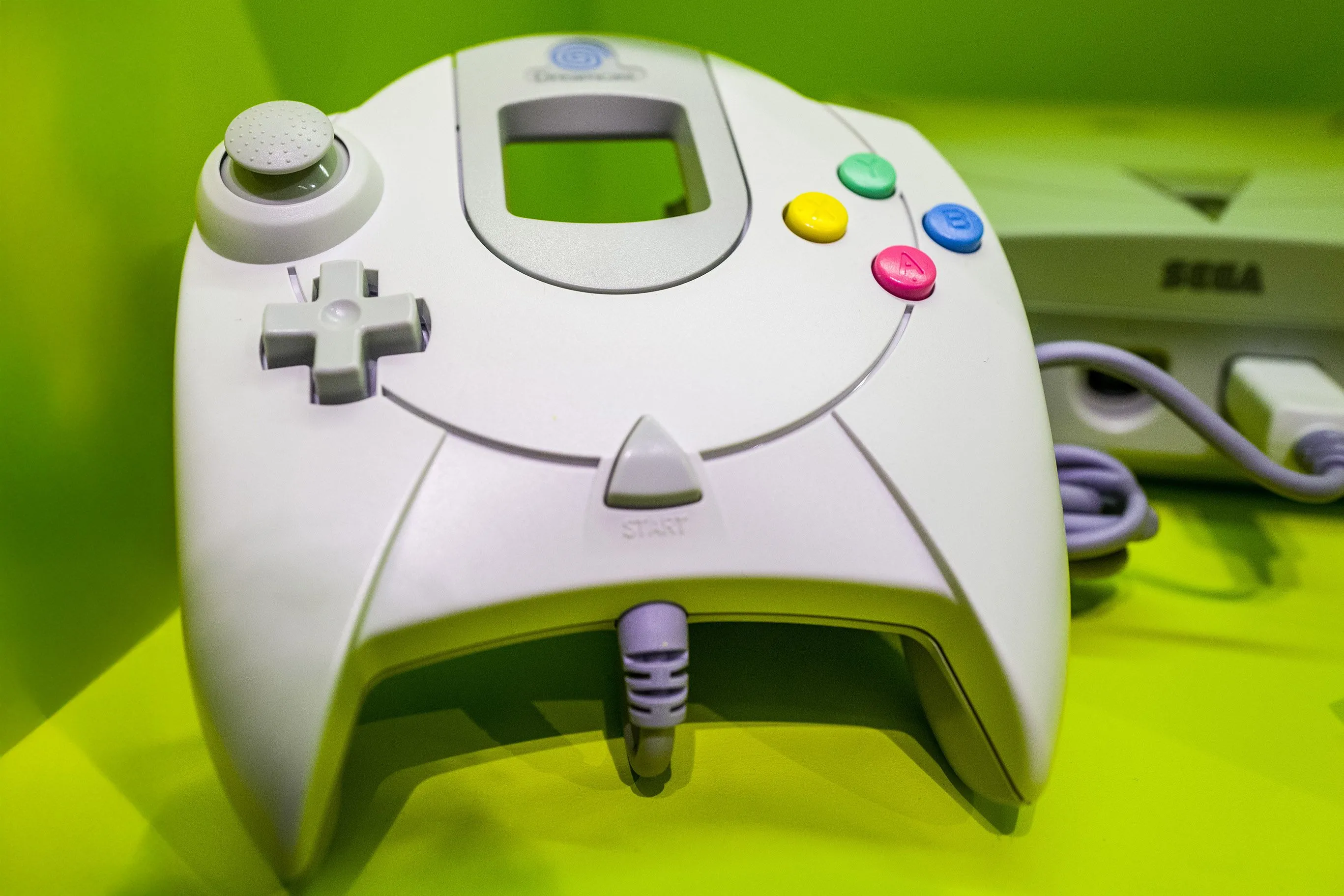 Tay cầm của Sega Dreamcast với màn hình VMU độc đáo, thể hiện sự sáng tạo của console này