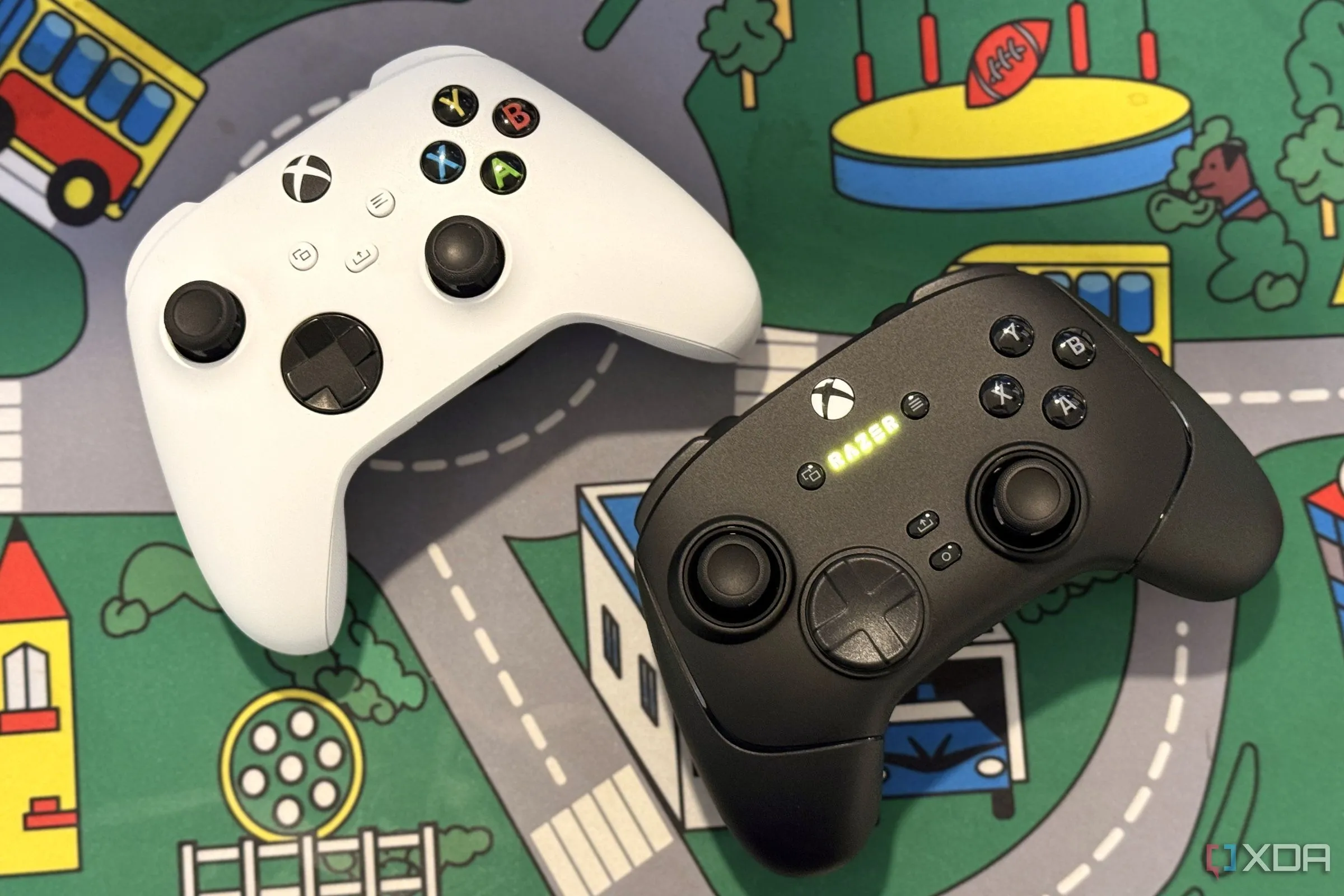 Tay cầm Razer Wolverine V3 Pro và Xbox Controller, minh họa lựa chọn phụ kiện lý tưởng để biến PC gaming thành console