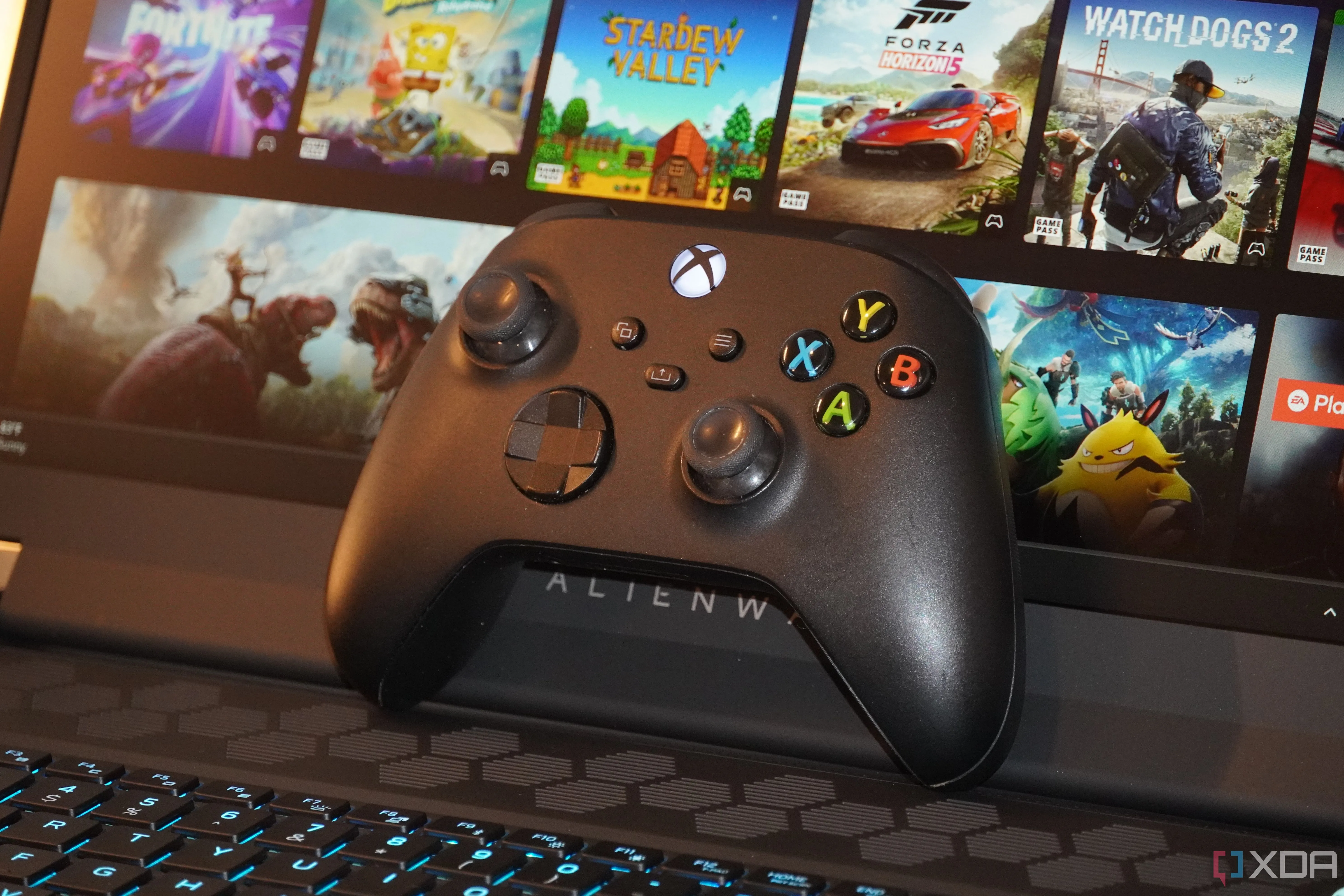 Tay cầm Xbox đang kết nối với laptop Alienware để chơi game trên Xbox Cloud Gaming