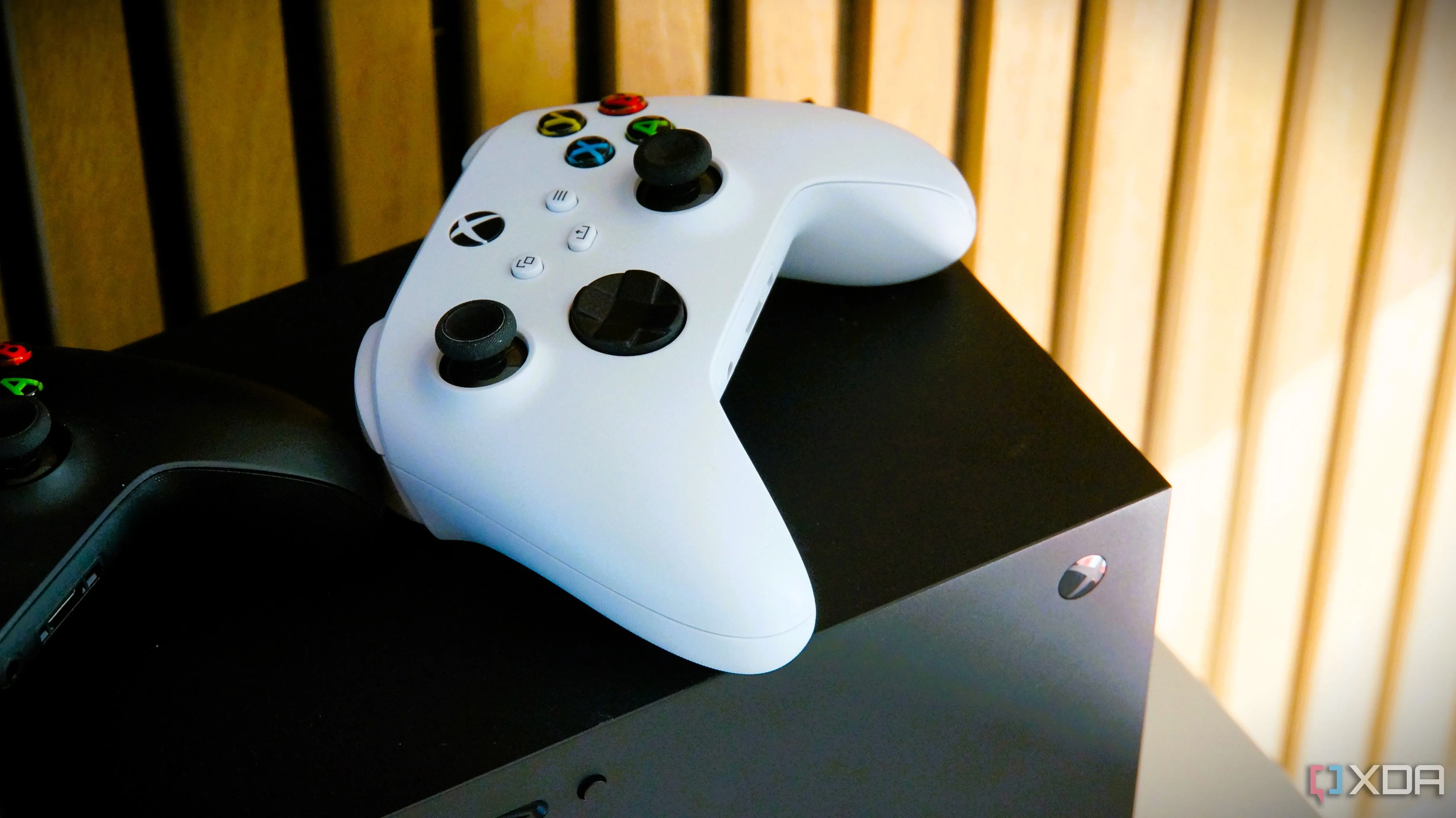 Tay cầm Xbox trên nền máy Xbox Series X màu trắng