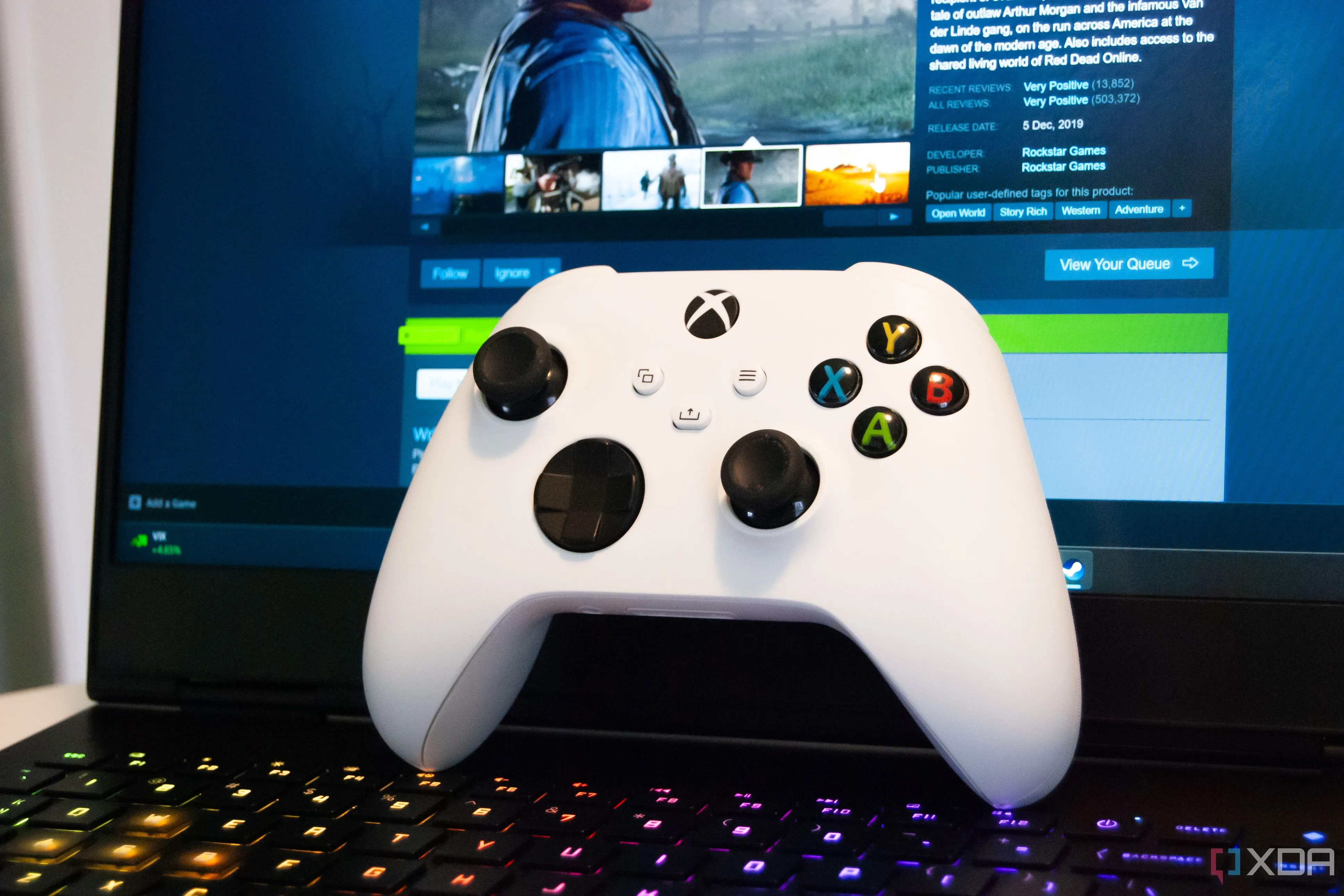 Tay cầm Xbox Wireless màu trắng, thiết bị quen thuộc cho các phiên bản game giảm giá trong đợt Sale
