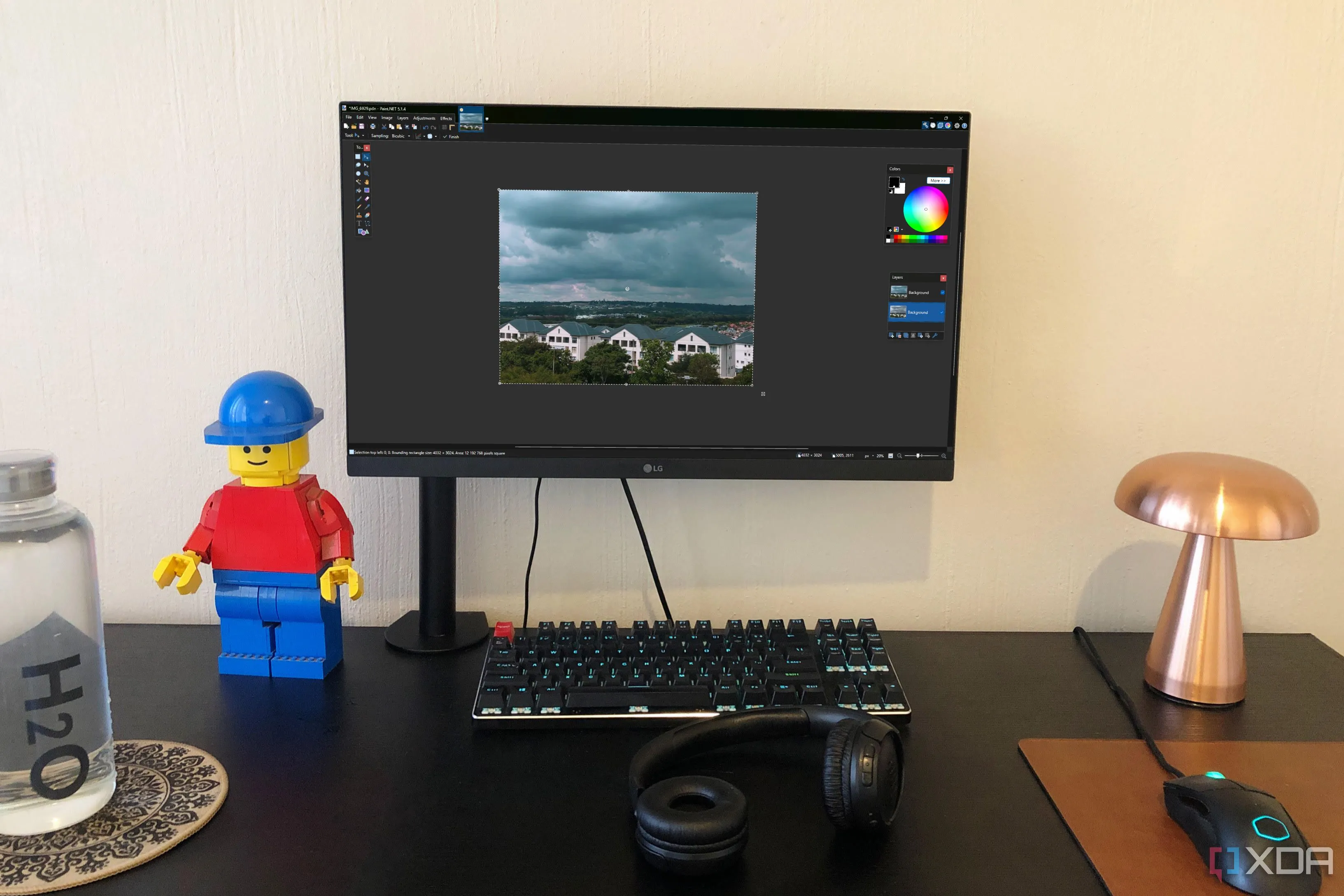 Tệp Paint.NET được hiển thị trên PC với đồ chơi xếp hình, bình nước và đèn