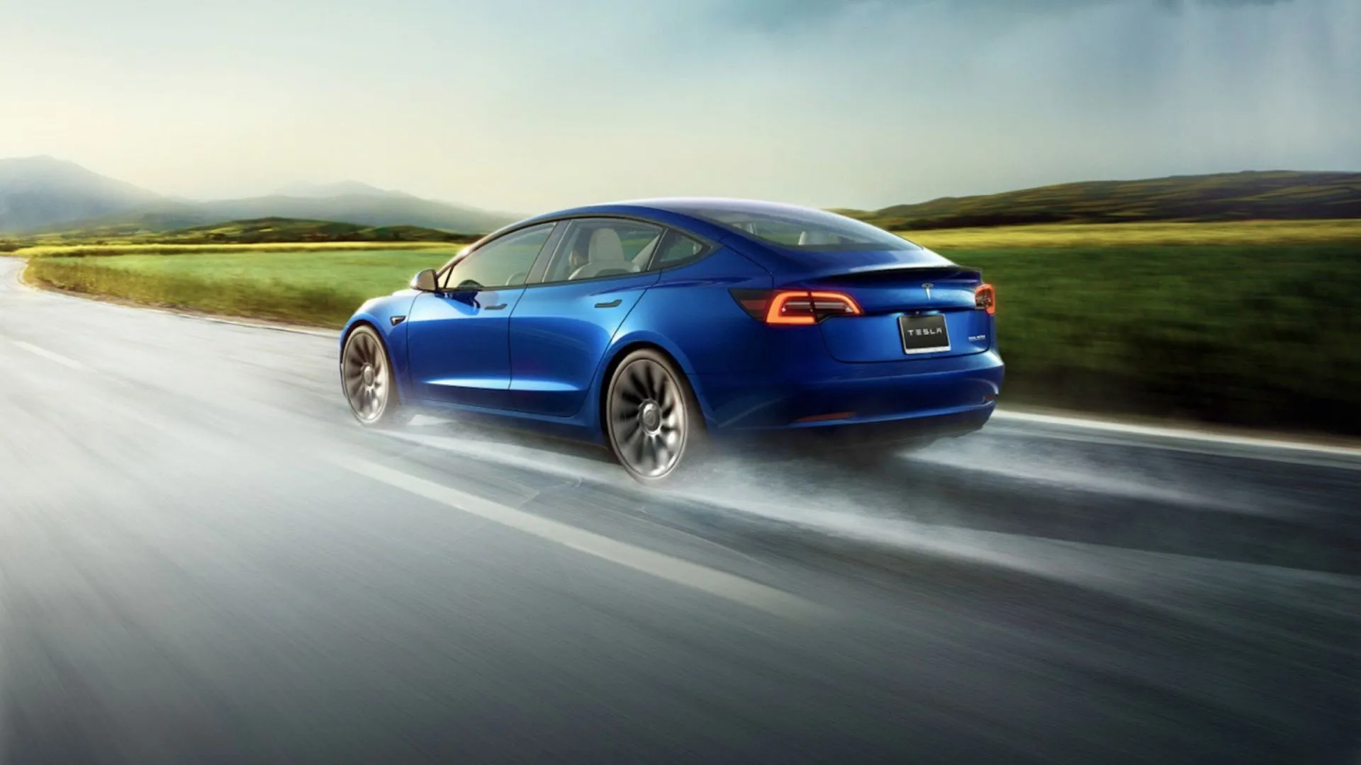 Tesla Model 3 màu xanh dương lướt đi trên đường ướt, minh chứng cho hiệu suất và khả năng vận hành của sedan điện