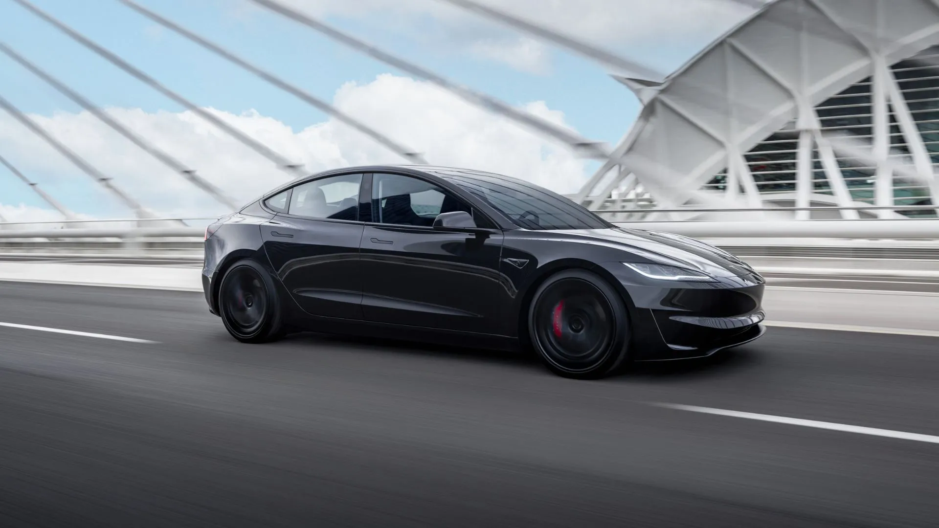 Tesla Model 3 Performance 2025 màu đen chạy qua cầu trong thành phố, biểu tượng cho xe điện dẫn đầu về phạm vi hoạt động và công nghệ.