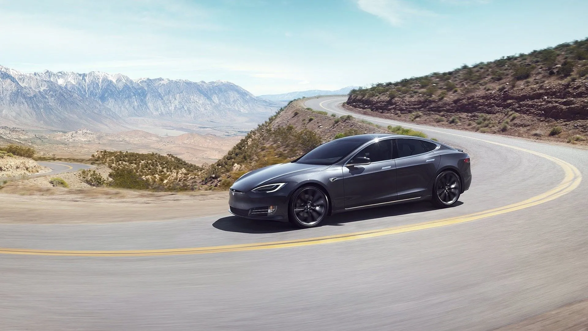 Tesla Model S 2022 màu bạc, sedan điện hiệu suất cao trên thị trường xe cũ.