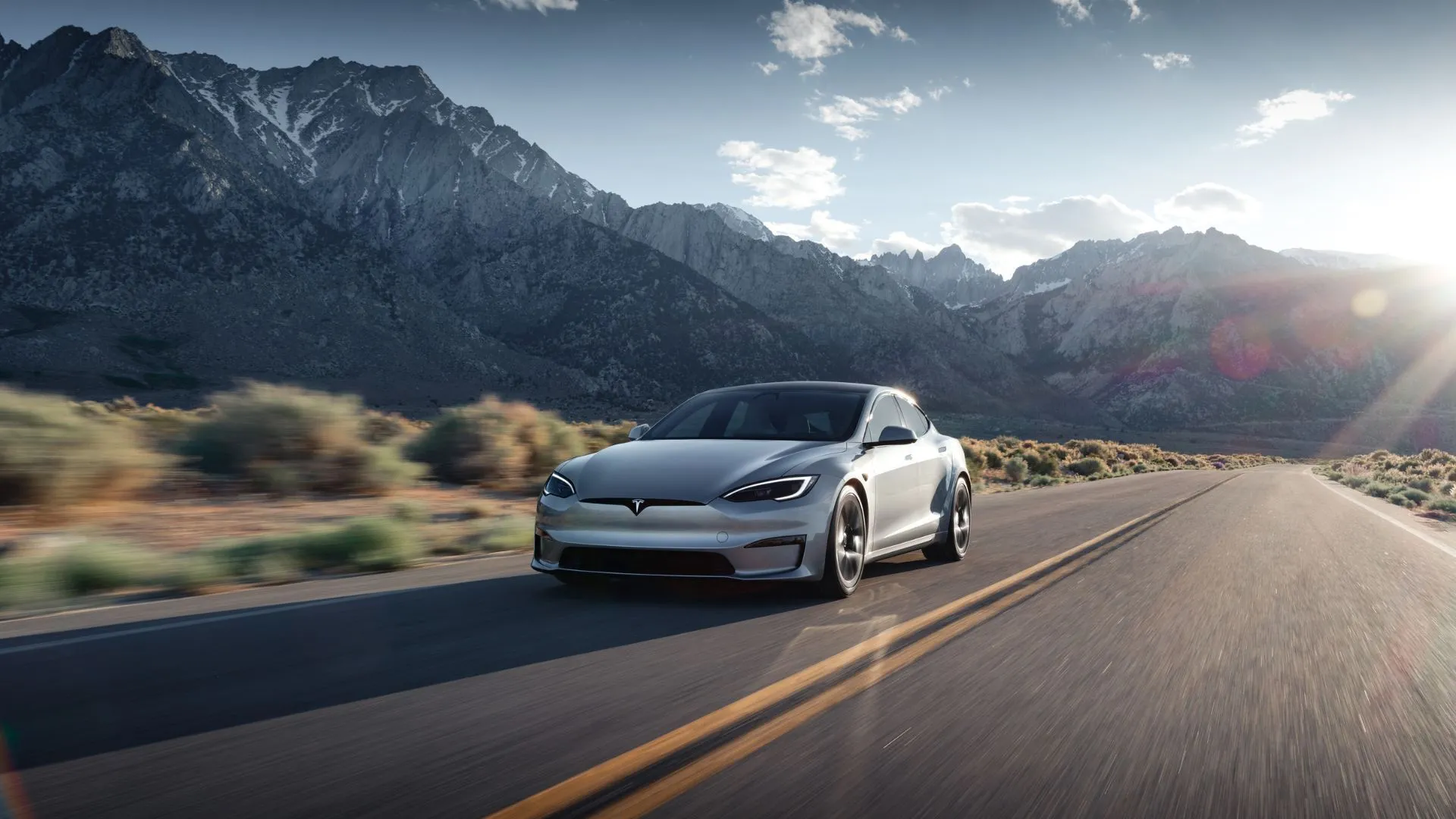 Tesla Model S mới màu bạc, biểu tượng của hiệu suất xe điện cao cấp