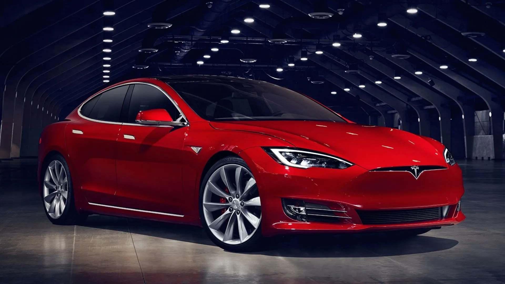 Tesla Model S P100D 2018 màu đỏ đỗ trong nhà chứa máy bay