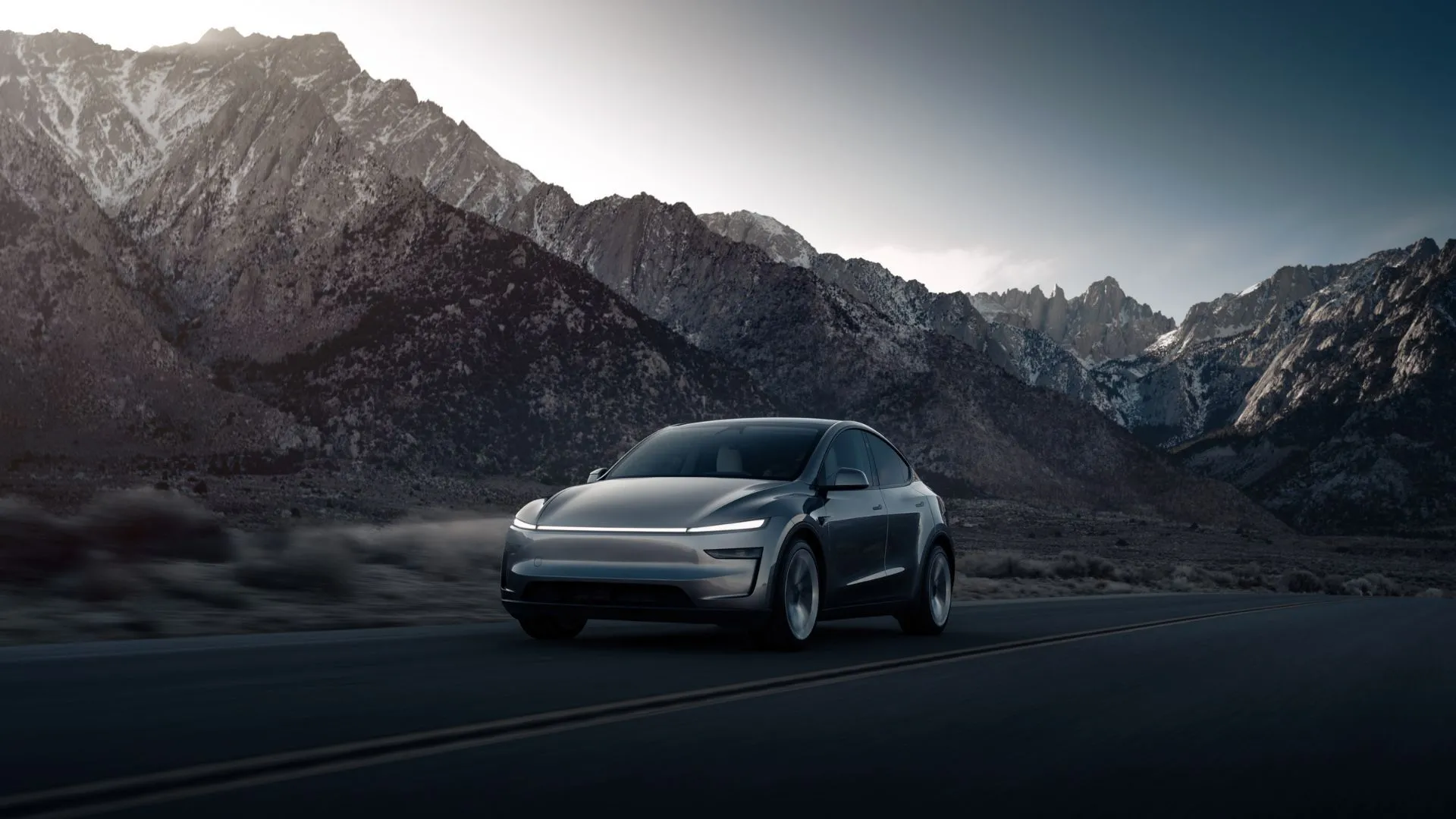 Tesla Model Y màu xám mới với núi làm nền