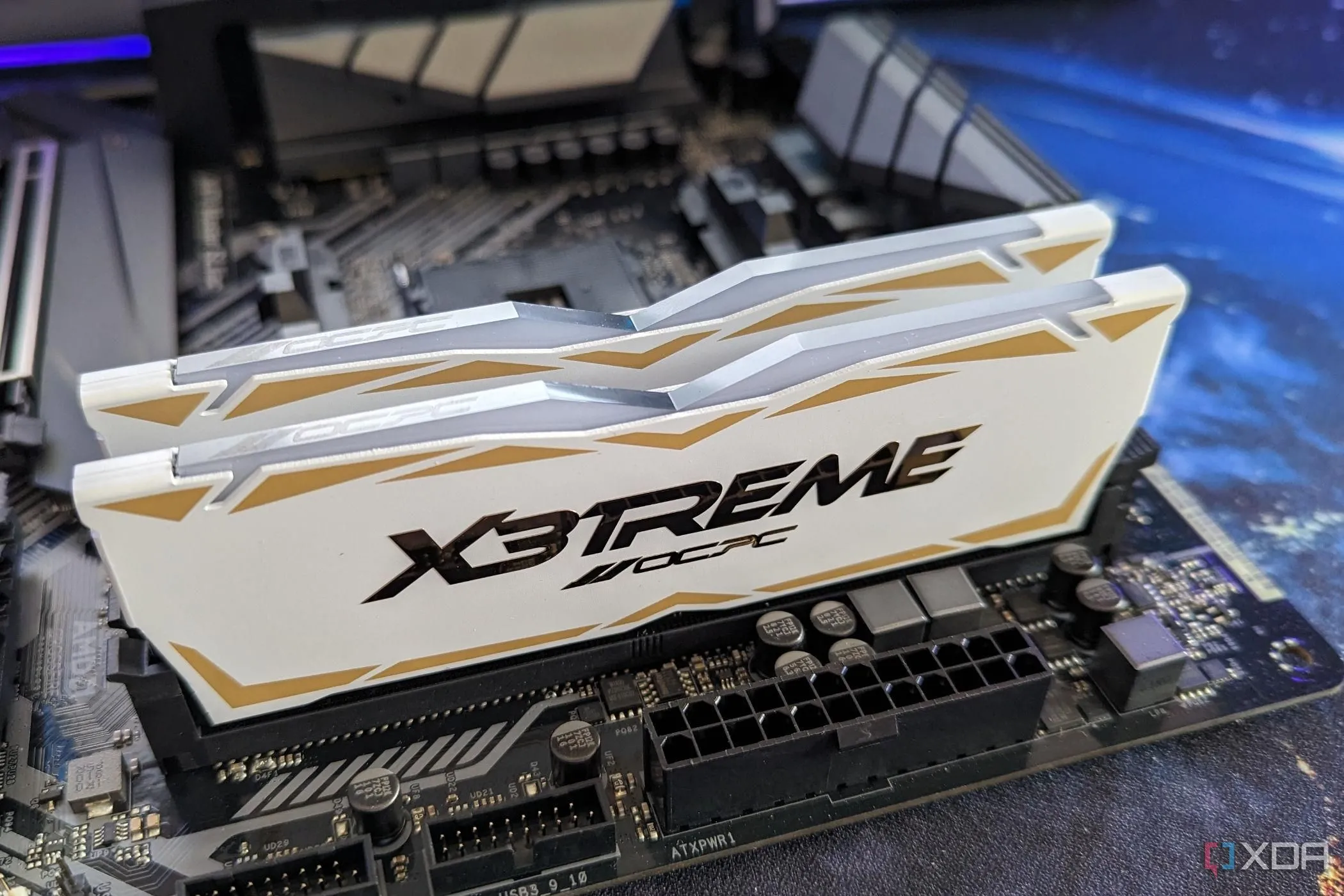 Thanh RAM DDR5 Silicon Power Zenith 32GB trắng được lắp trên bo mạch chủ