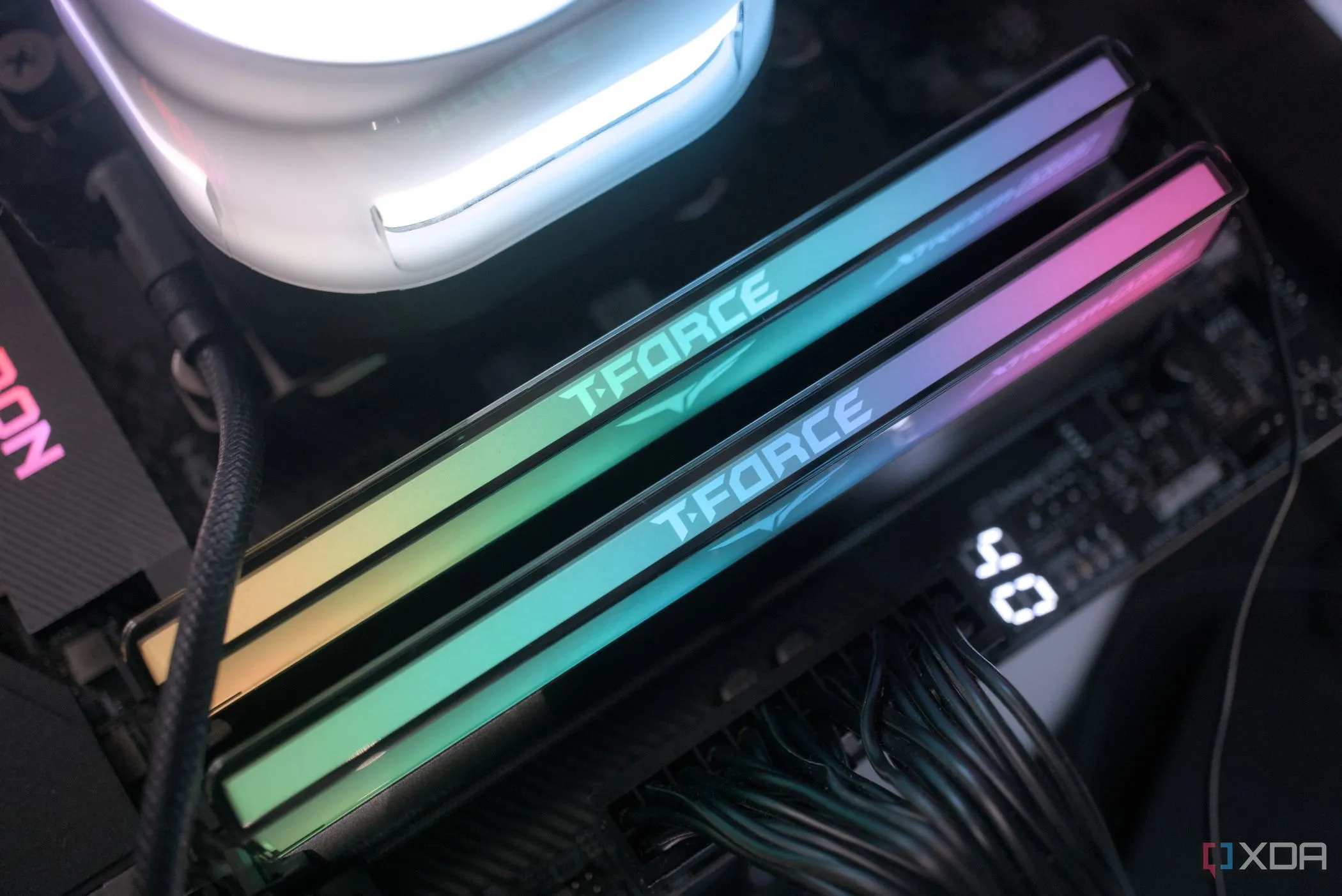 Thanh RAM DDR5 TeamGroup T-FORCE XTREE ARGB được lắp đặt trên bo mạch chủ