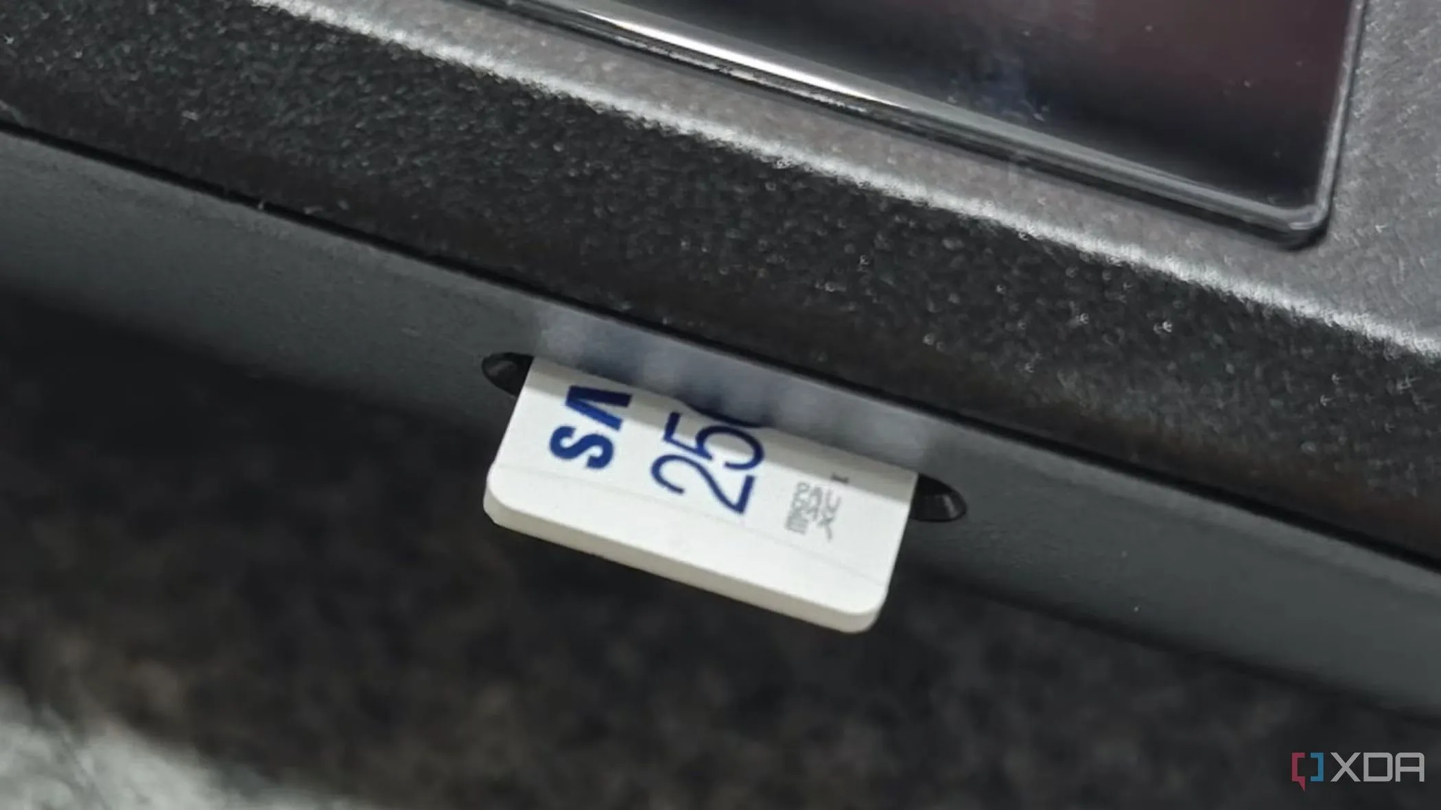 Thẻ nhớ microSD được cắm vào Steam Deck để mở rộng dung lượng