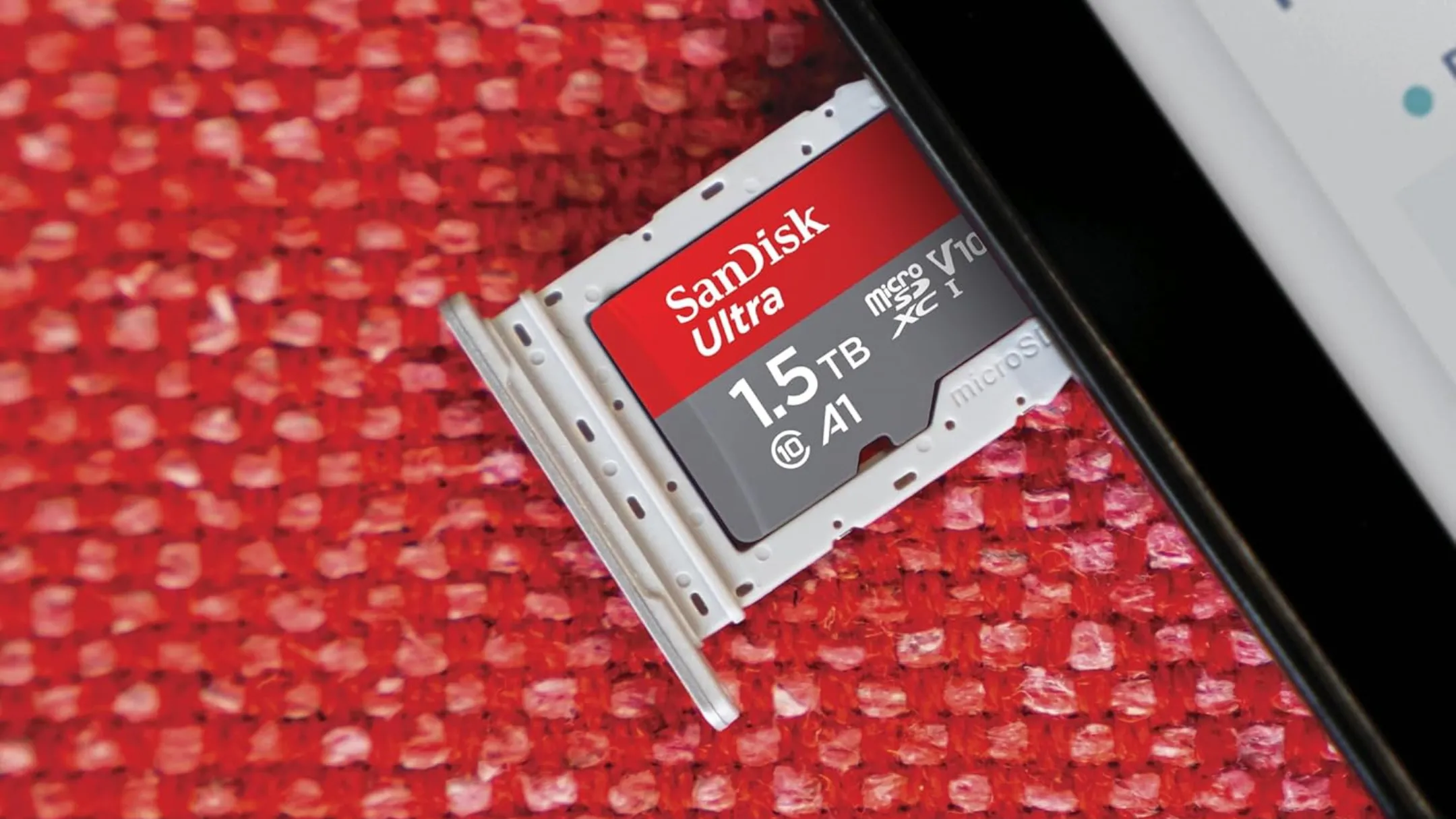 Thẻ nhớ SanDisk 1.5TB Ultra microSDXC UHS-I trong khe cắm thẻ