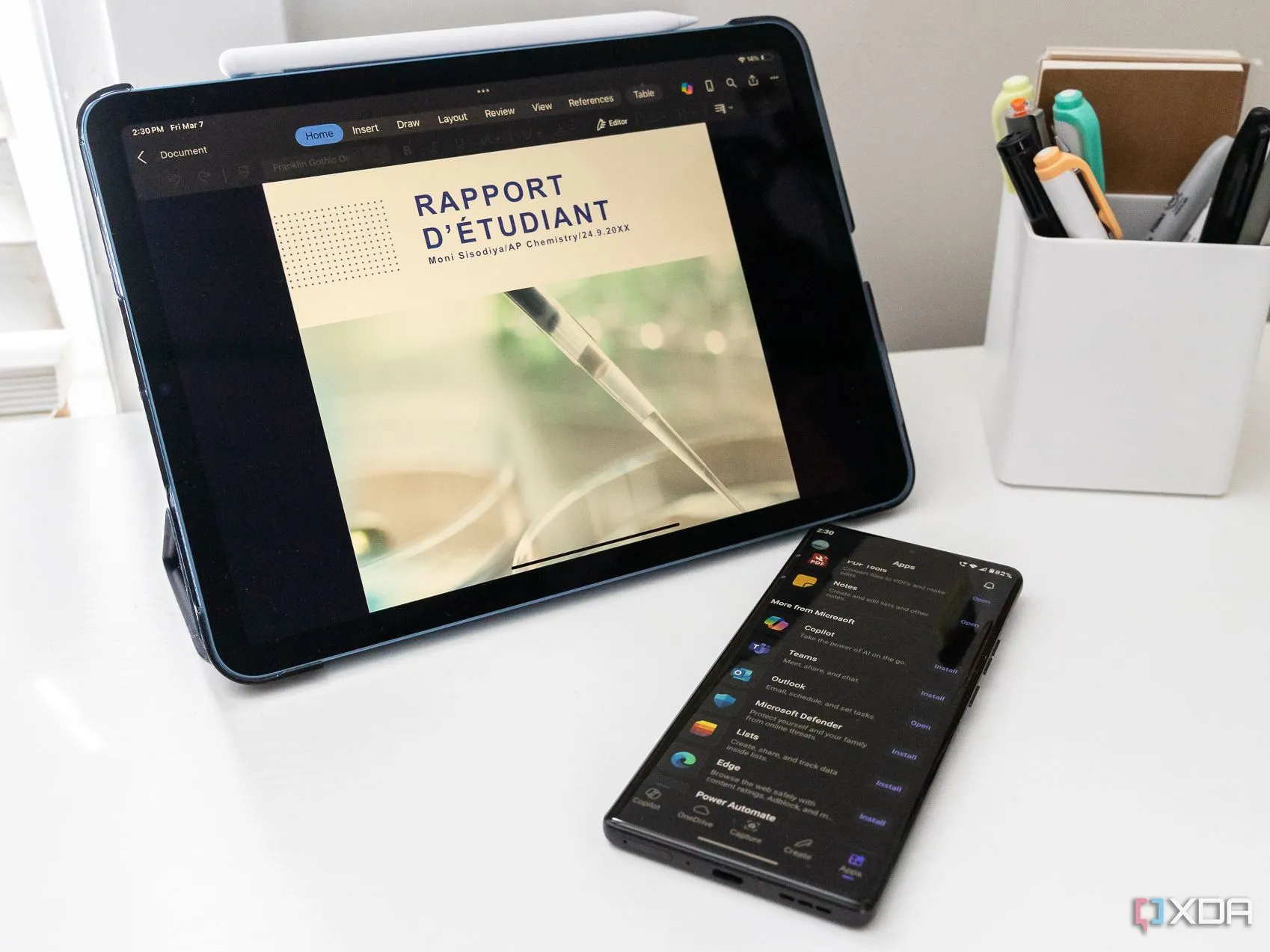 Thiết bị di động (máy tính bảng và điện thoại thông minh) hiển thị ứng dụng Microsoft 365 Copilot, minh họa trải nghiệm ứng dụng di động vượt trội.