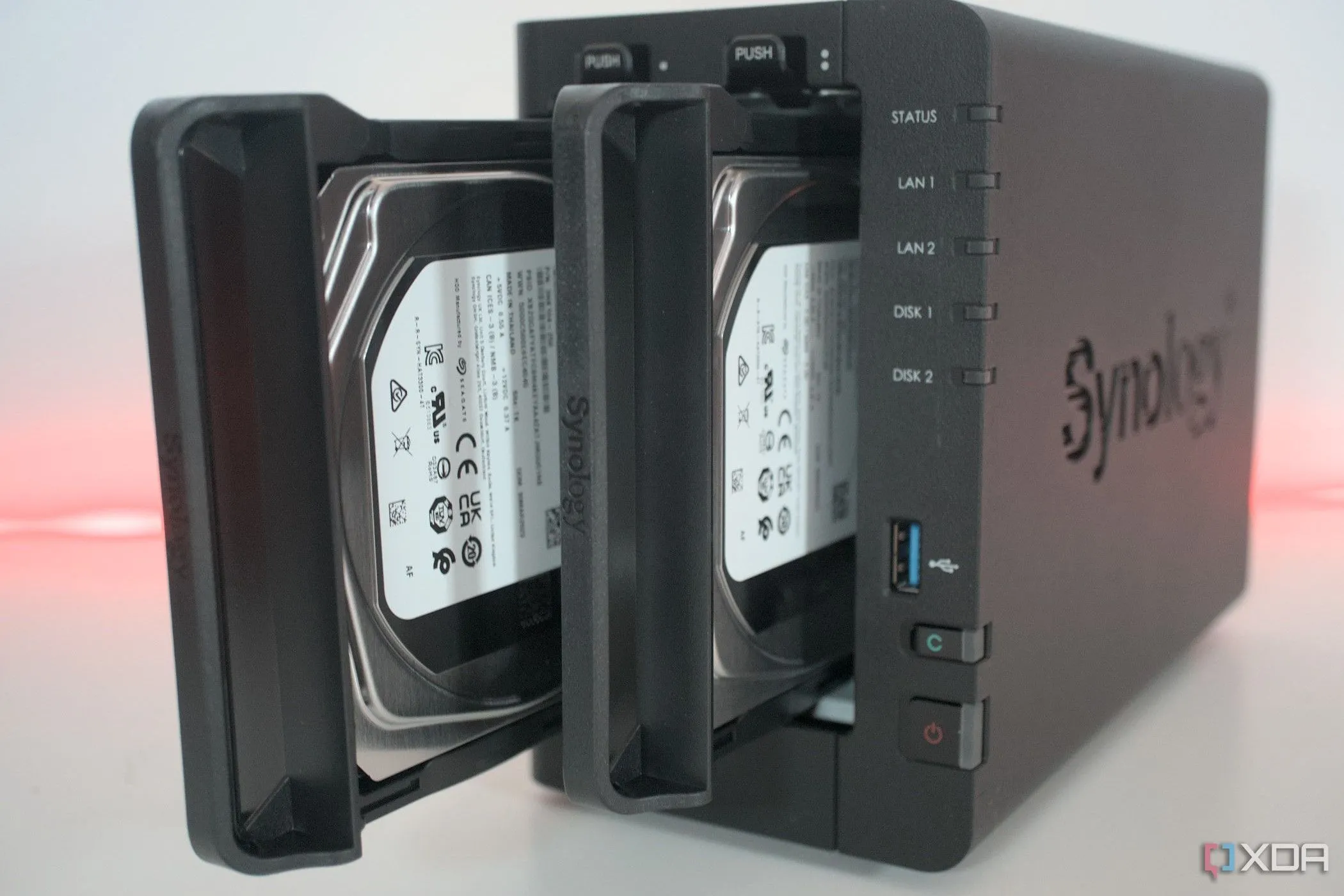 Thiết bị lưu trữ mạng NAS Synology DiskStation D224+ với hai ổ cứng, giải pháp lý tưởng cho việc sao lưu dữ liệu tập trung