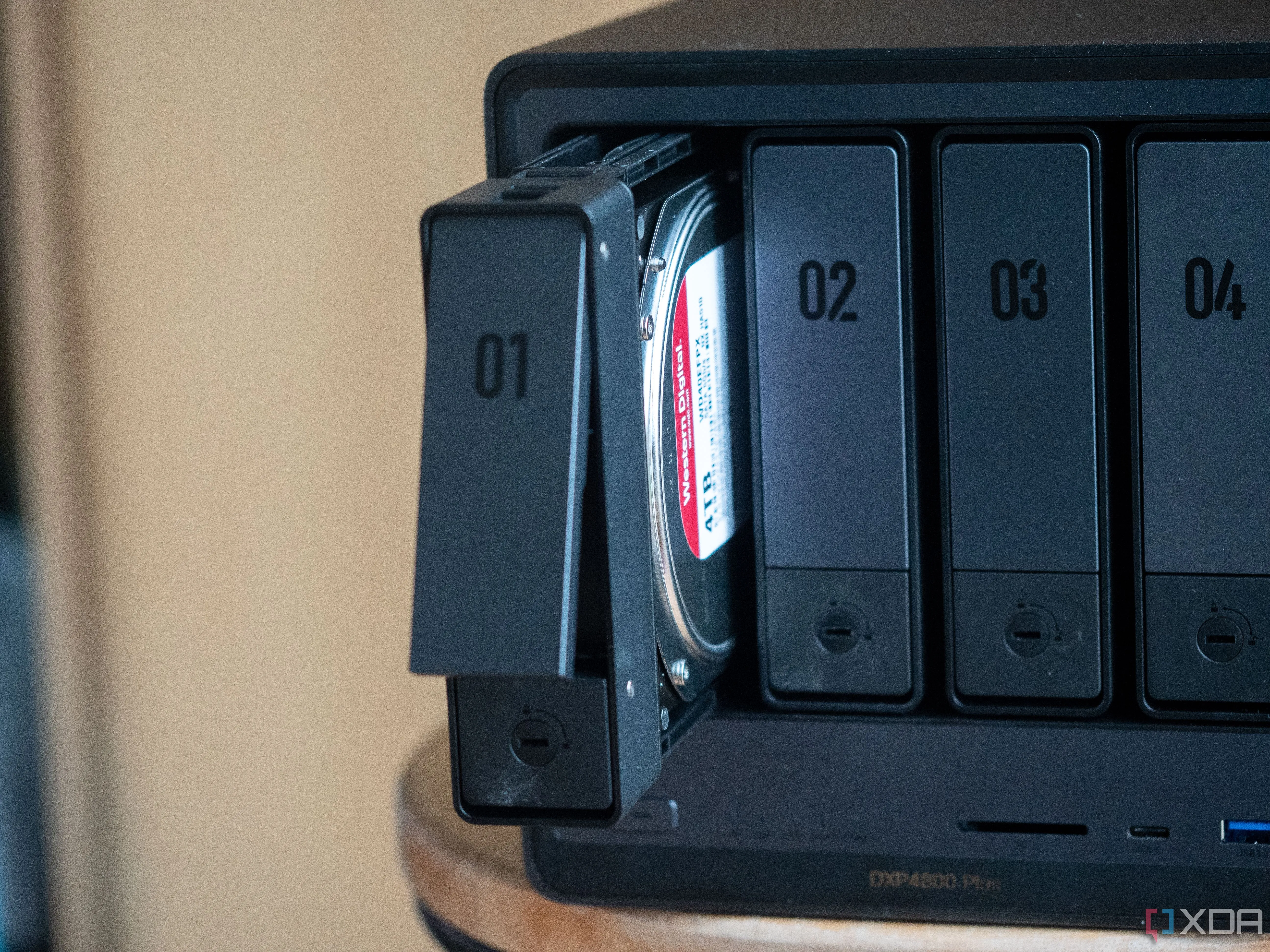 Thiết bị lưu trữ mạng Ugreen NAS, giải pháp backup dữ liệu an toàn.