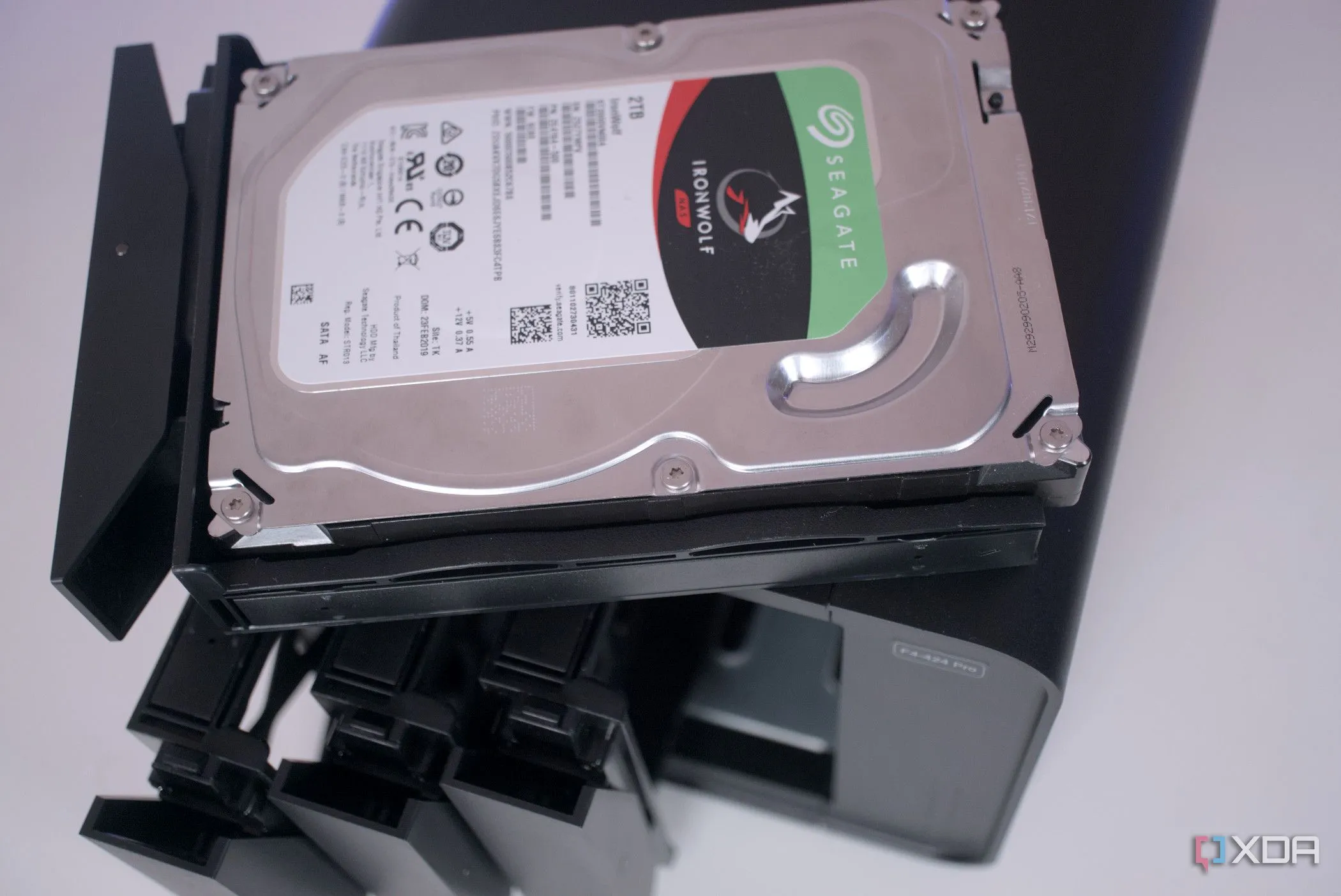 Thiết bị NAS TerraMaster F4-424 Pro với khay ổ cứng HDD, thể hiện khả năng mở rộng dung lượng cho việc sao lưu dữ liệu