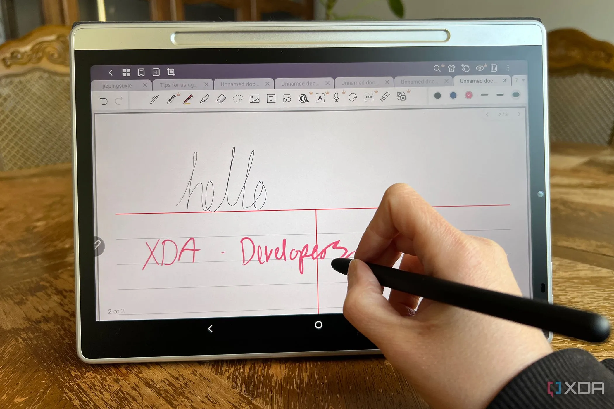 Thiết bị XPPen Magic Note Pad với một bàn tay đang viết bằng bút stylus trên màn hình, minh họa ứng dụng của LPI trong màn hình chuyên biệt