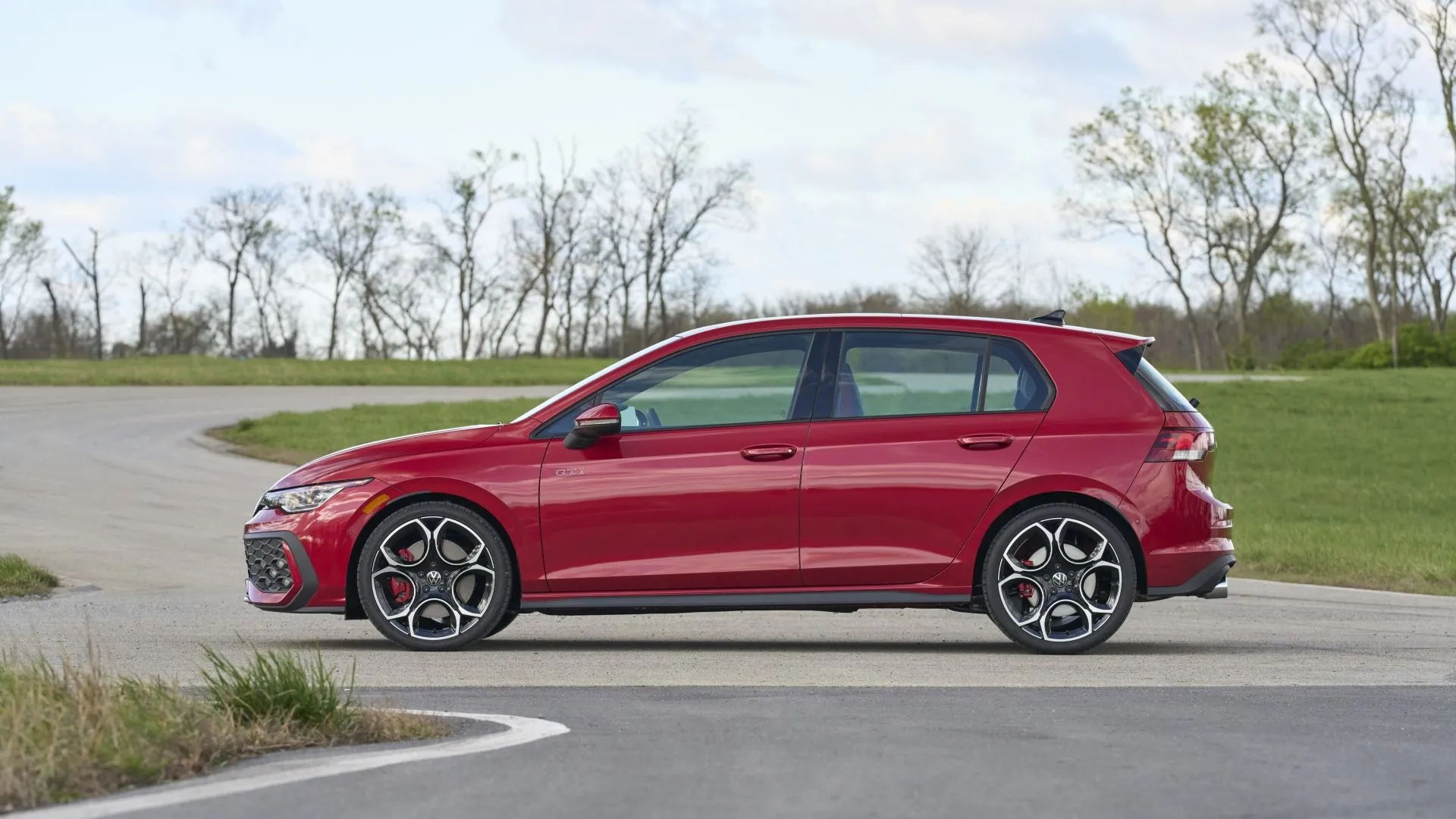 Thiết kế bên hông ấn tượng của xe hatchback hiệu suất cao, phô diễn sự nhanh nhẹn của Honda Civic Type R 2025