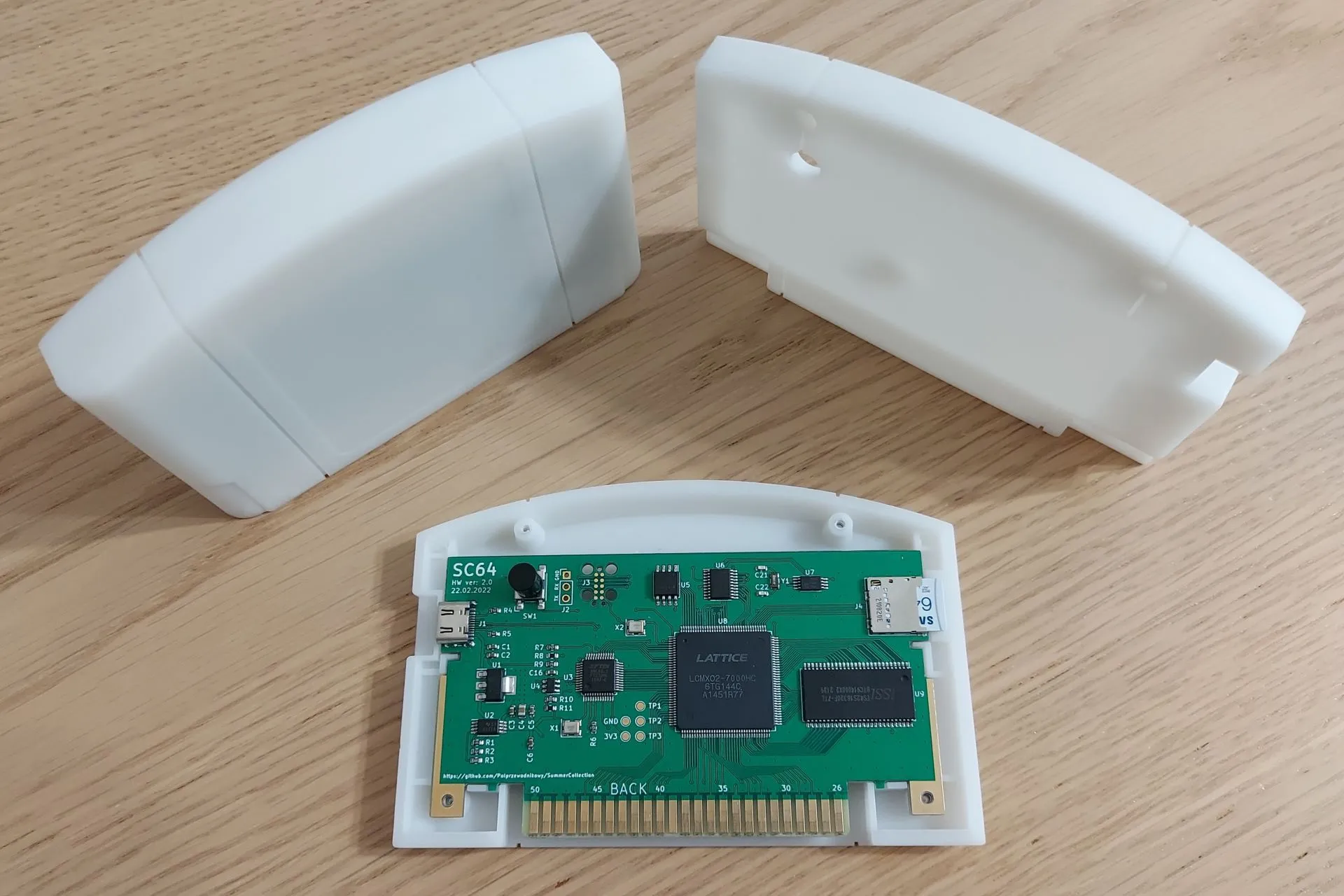 Thiết kế bên trong của Flash Cart SummerCart64 cho console Nintendo 64.