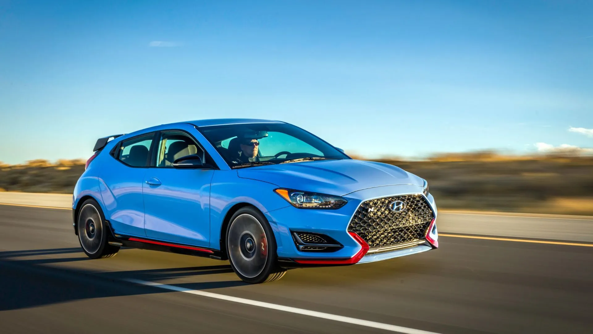 Thiết kế độc đáo của Hyundai Veloster N 2022 màu xanh Performance Blue khi vận hành trên đường trường.